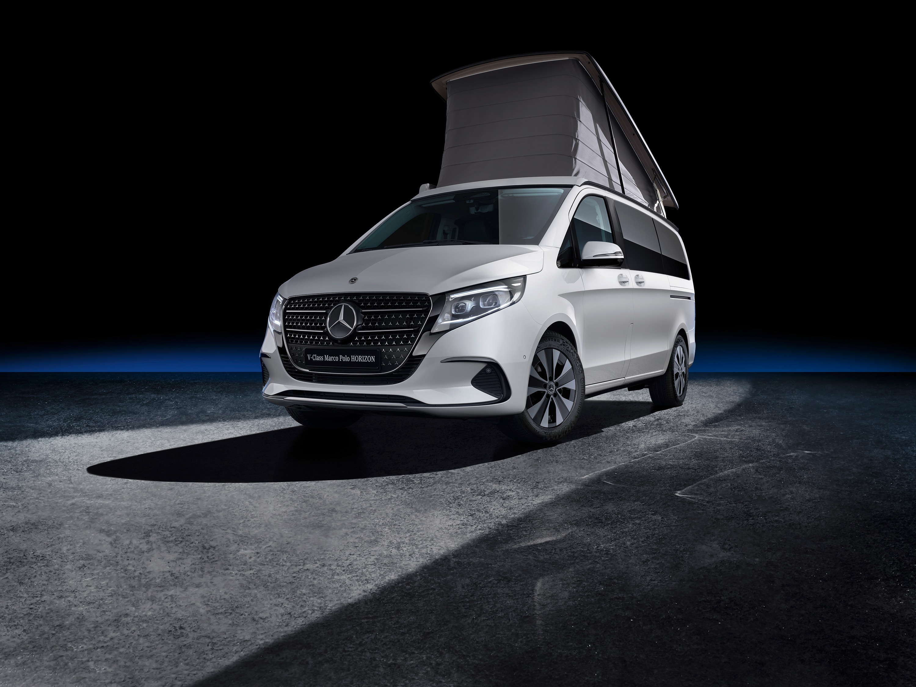 Marco Polo HORIZON | Sprinter Wohnmobile | Mercedes-Benz Ein Marco Polo HORIZON mit Aufstelldach inmitten einer rauen Wüstenlandschaft, der das Offroad-Abenteuer und das „Vanlife“ in den Vordergrund rückt.