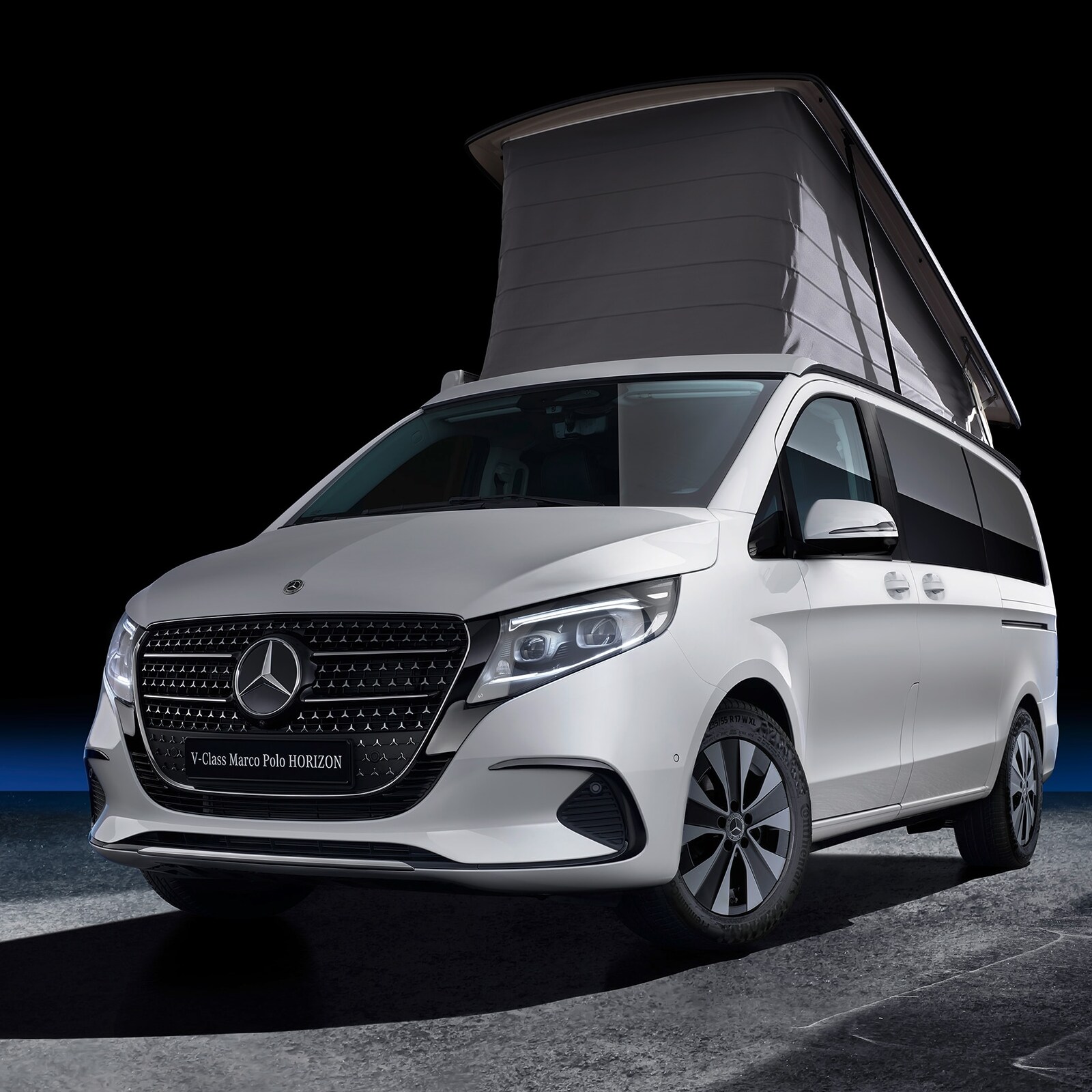 Il Marco Polo HORIZON con tetto a soffietto è esposto nello showroom, mettendo in risalto l'allestimento e il design di alta gamma del camper.