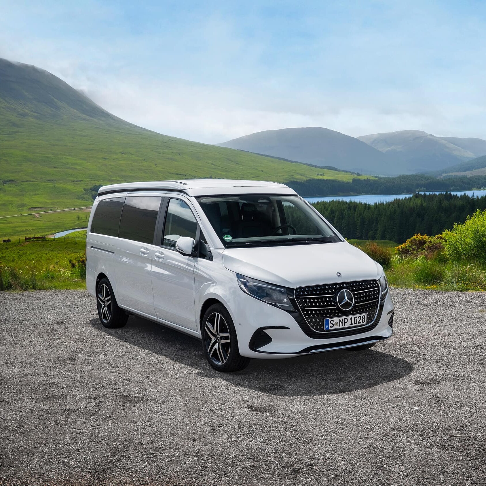 Le Mercedes-Benz Marco Polo HORIZON dans un paysage tout-terrain pittoresque offrant une vue panoramique.