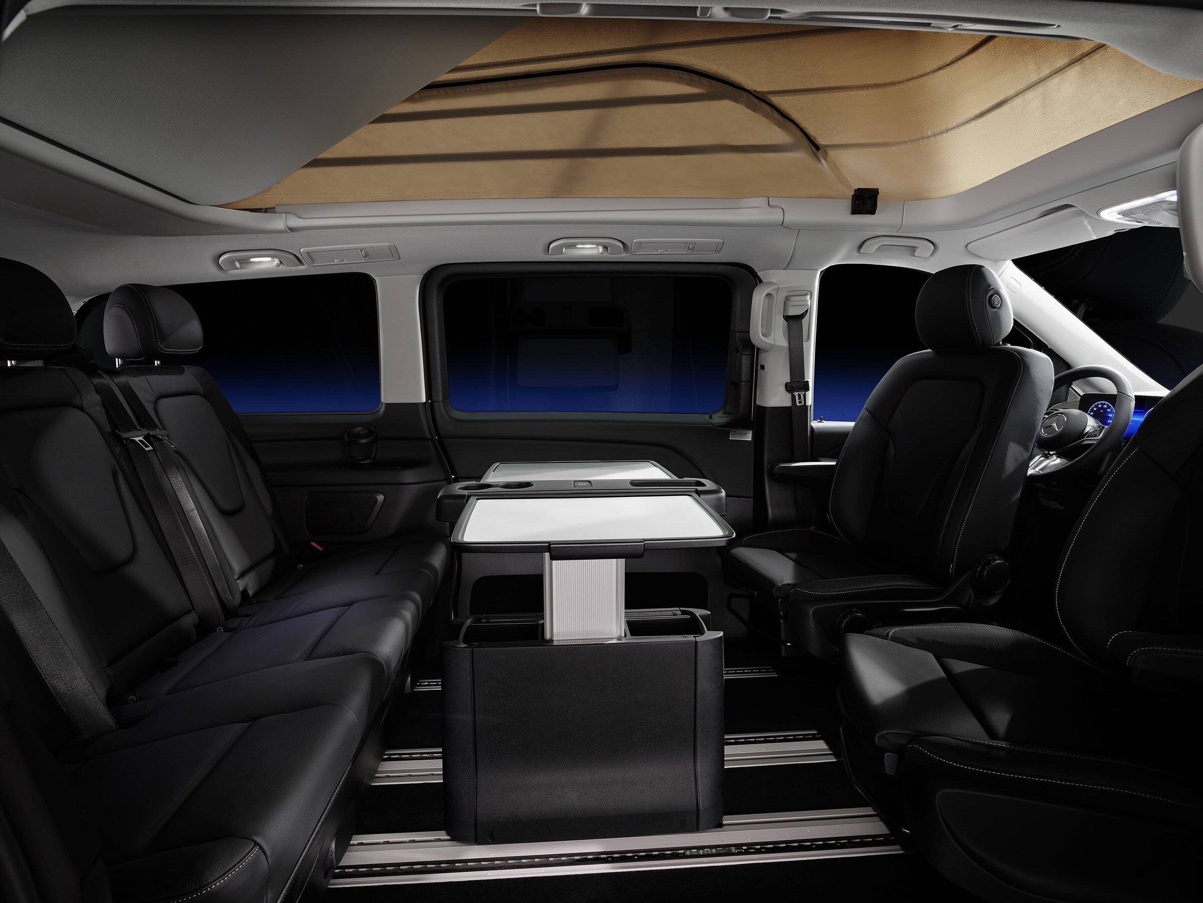 Gli interni del Mercedes-Benz Marco Polo HORIZON con tavolo, tetto a soffietto e spazio abitativo modulabile.