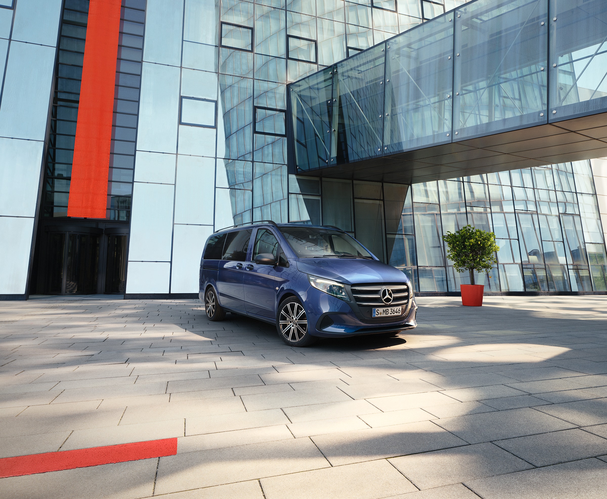 Vito Tourer | Modelli di Van e camper | Veicoli commerciali Mercedes-Benz Mercedes‑Benz Vito Tourer con porta scorrevole davanti a un edificio moderno.