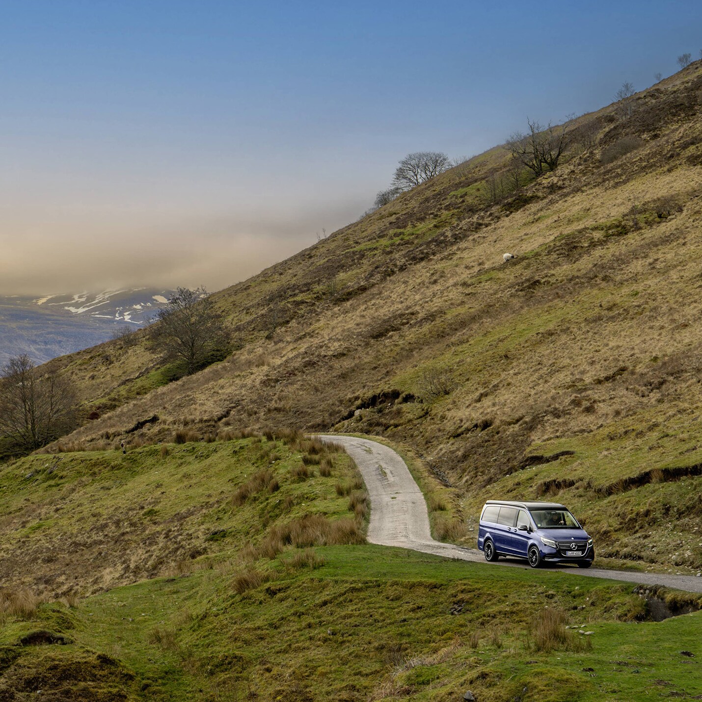 Un Mercedes-Benz Marco Polo sillonne des routes de montagne pittoresques.