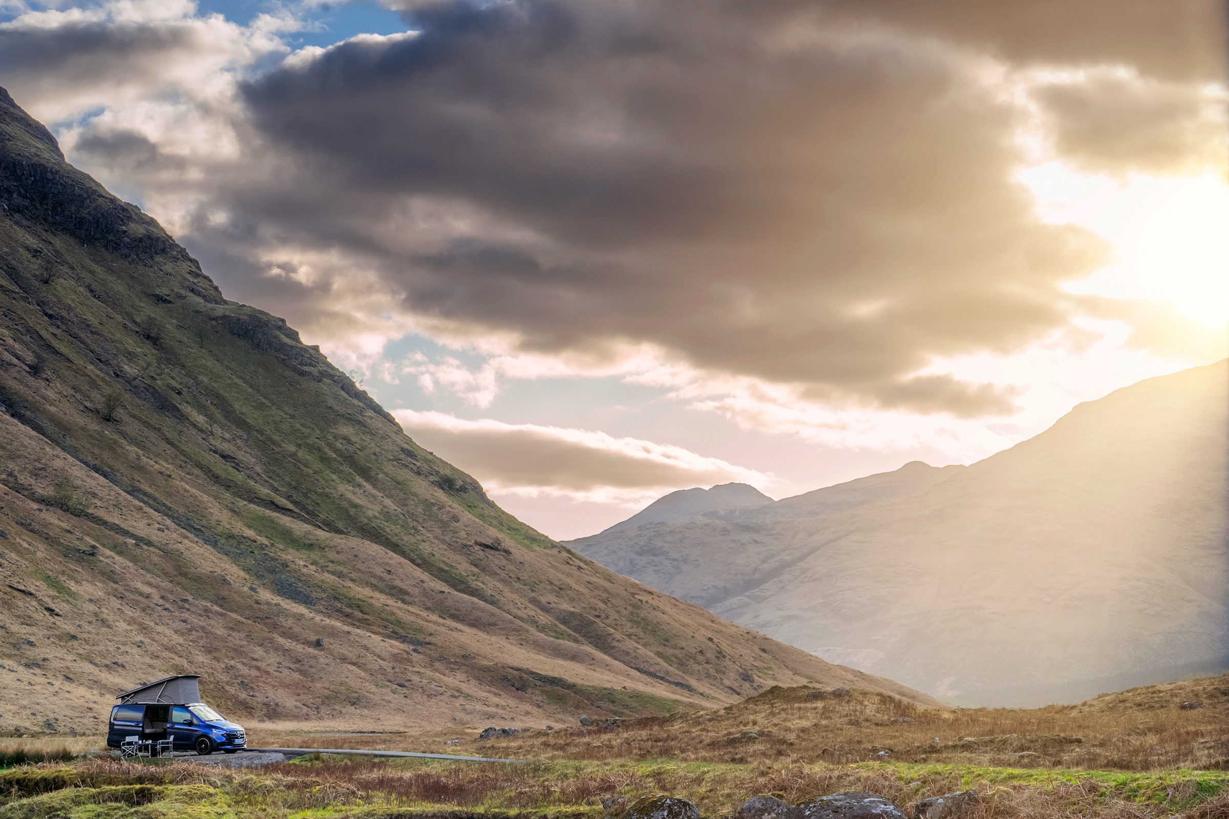 Der Marco Polo in den Bergen | Marco Polo Welt | Mercedes-Benz Ein Mercedes‑Benz Marco Polo-Wohnmobil in einer beeindruckenden Berglandschaft, das die Freiheit des „Vanlife“, Outdoor-Abenteuer und erstklassigen Reisekomfort verkörpert.