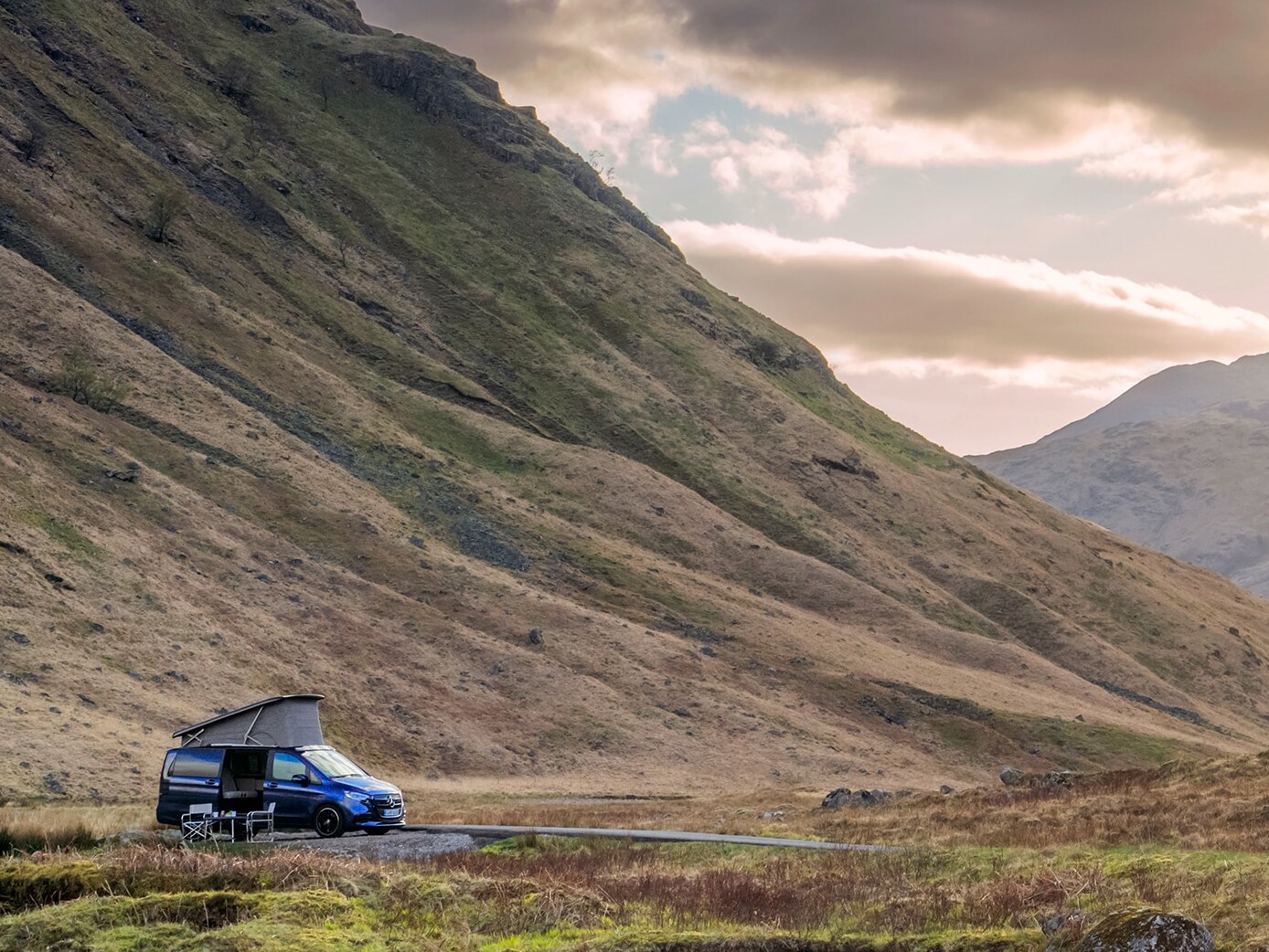 Il camper Mercedes‑Benz Marco Polo in uno spettacolare paesaggio montano, che incarna la libertà della vita in camper, l’avventura all’aria aperta e il comfort di viaggio di alta gamma.
