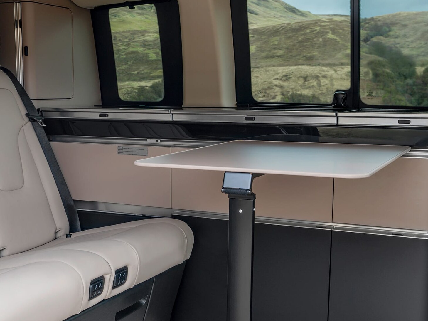 Intérieur du Mercedes-Benz Marco Polo avec table rabattable et espace de vie modulable.