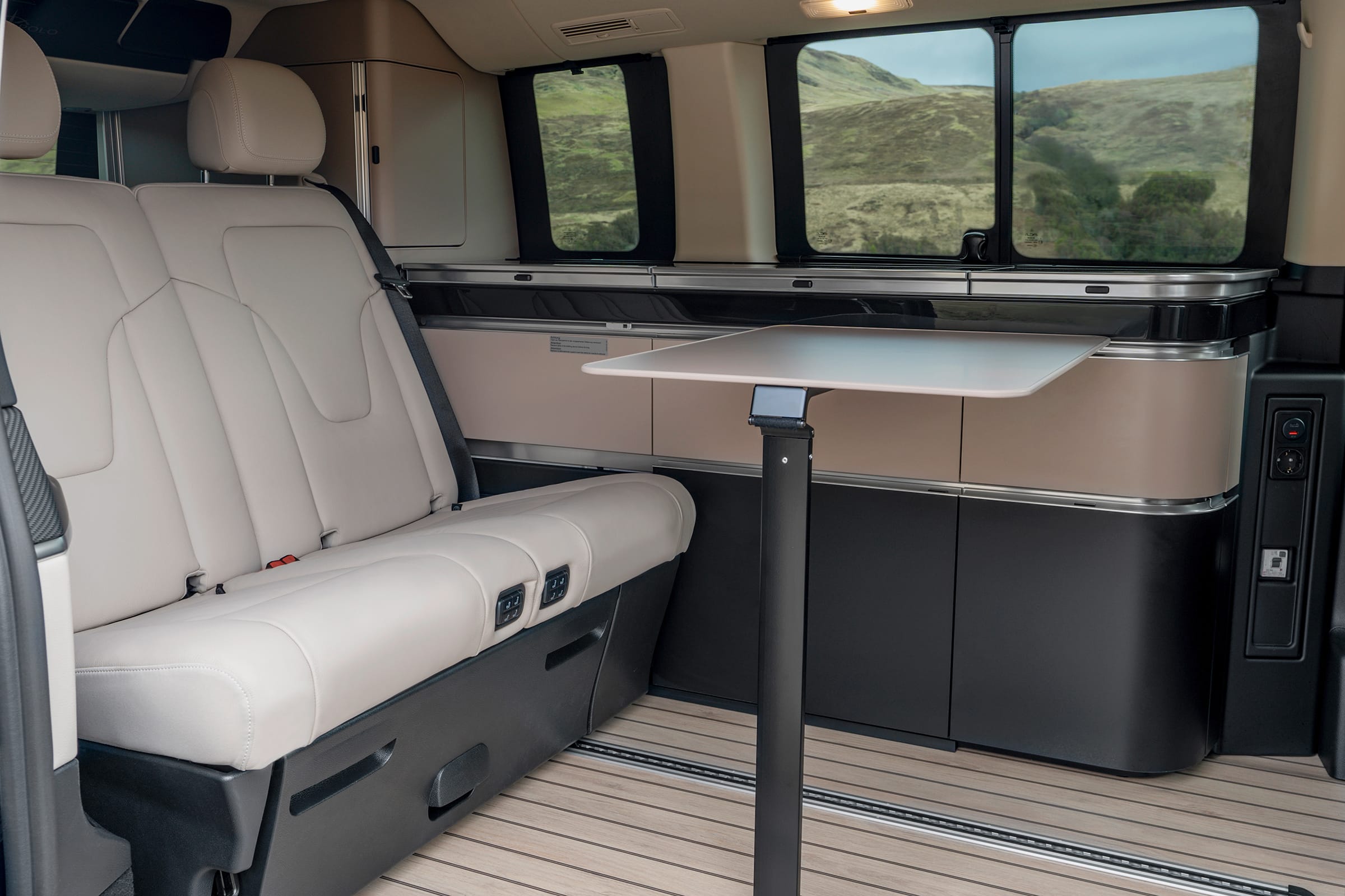 Klapptisch | Marco Polo Welt | Mercedes-Benz Der Innenraum des Mercedes-Benz Marco Polo mit Klapptisch und flexibel nutzbarem Wohnbereich.