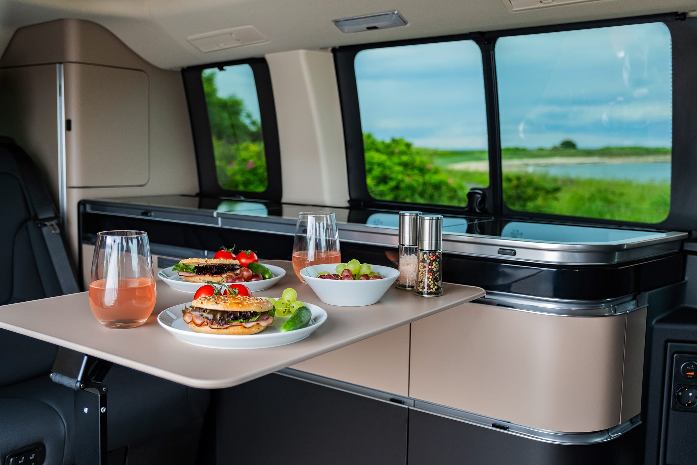 Marco Polo Kochbereich | Marco Polo Welt | Mercedes-Benz Mercedes-Benz Marco Polo Reisemobilküche mit integriertem Gasherd, Spüle und hochwertigem Küchendesign für komfortables Kochen unterwegs.