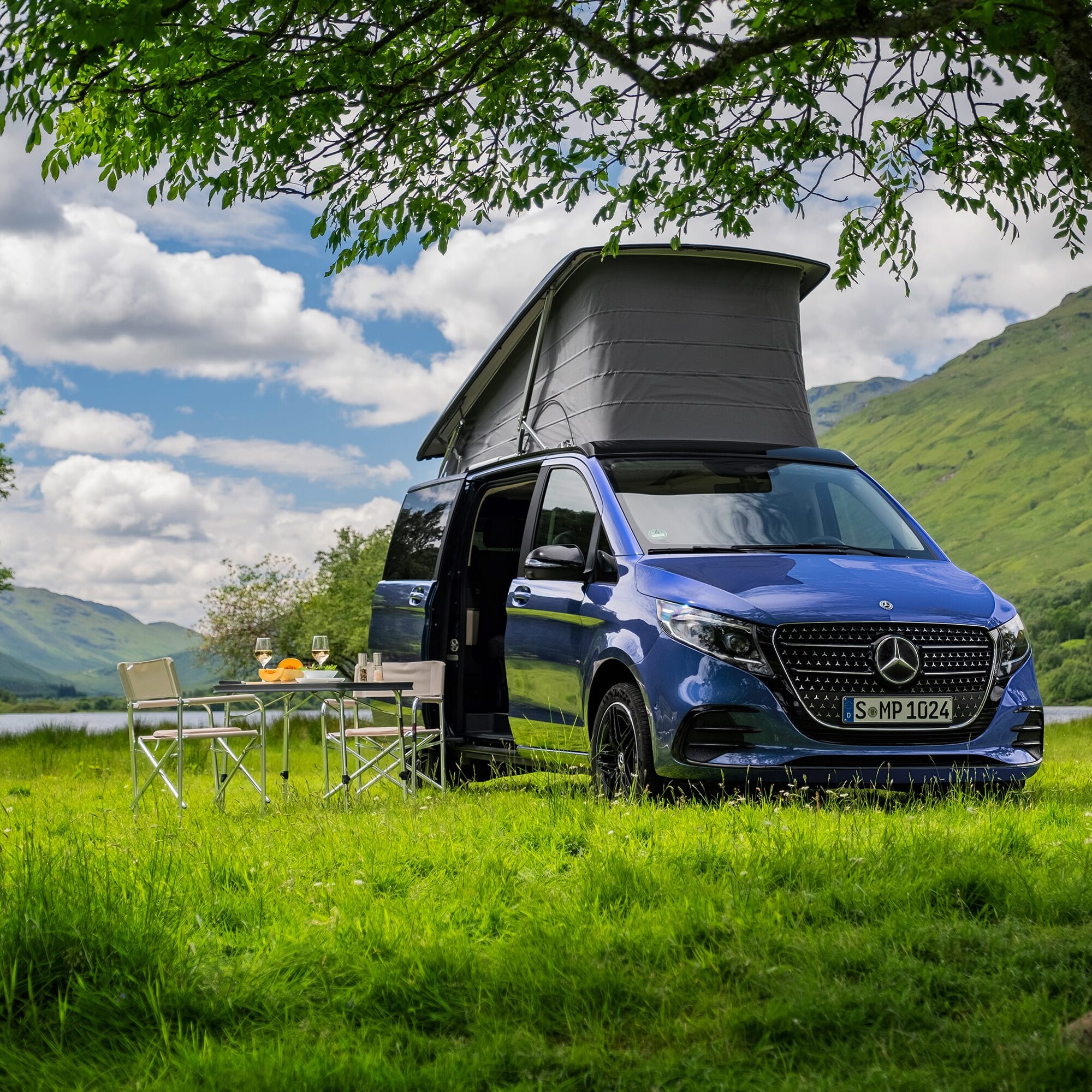 Le Mercedes-Benz Marco Polo, présenté dans un lieu emblématique, allie un design élégant à une polyvalence exceptionnelle pour les voyages haut de gamme et le camping.