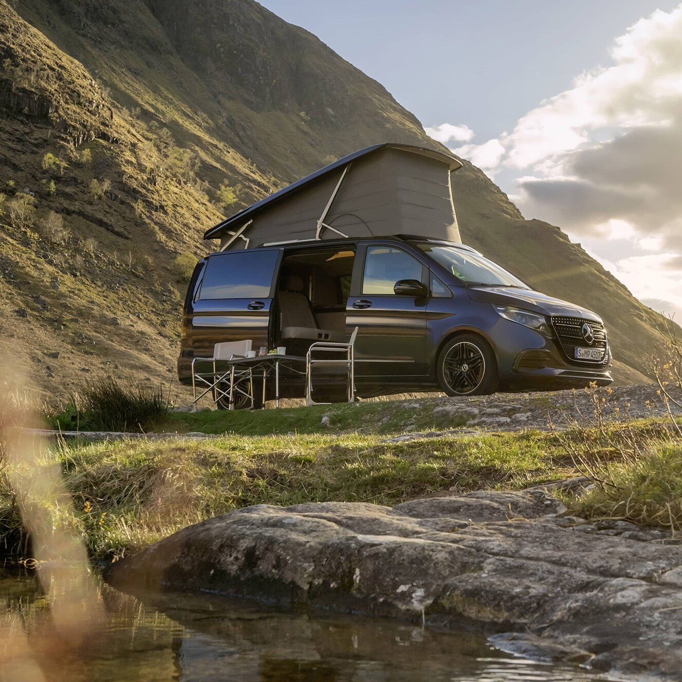 Un camping-car Mercedes-Benz Marco Polo à toit relevable dans un paysage montagneux pittoresque