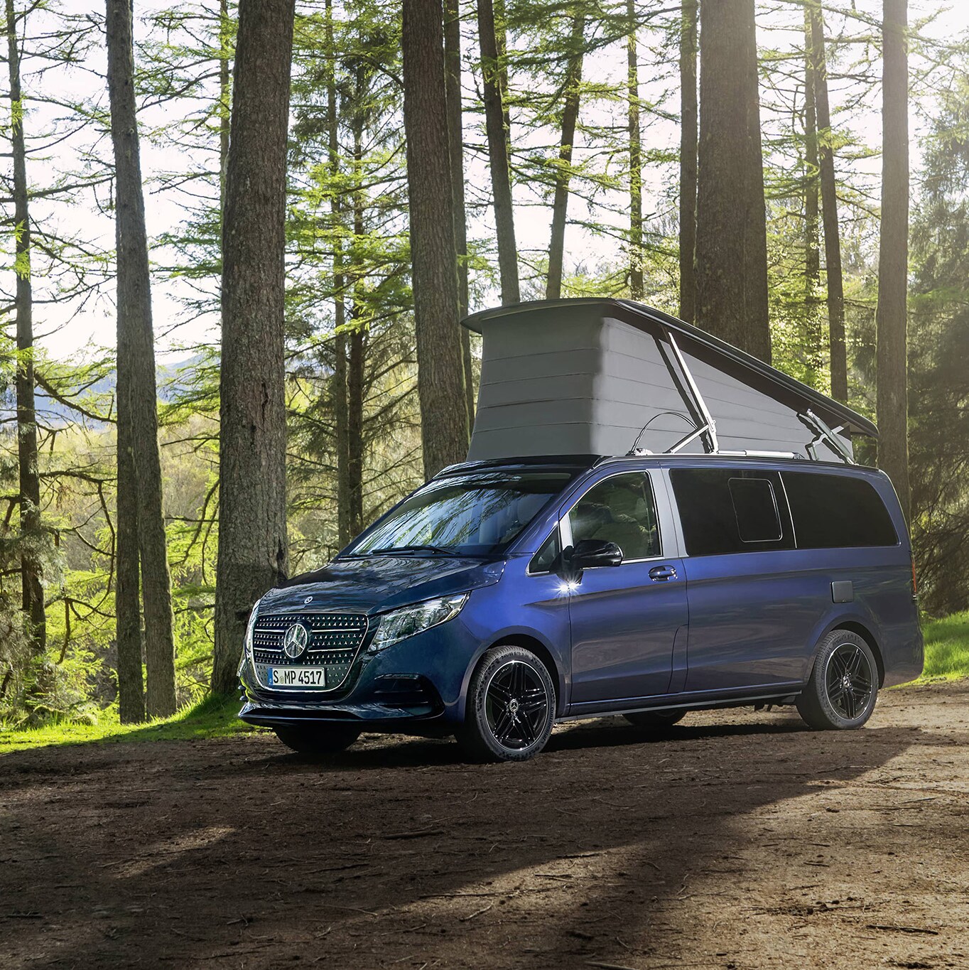 Mercedes-Benz Marco Polo Reisemobil mit Aufstelldach – bereit für Outdoor-Abenteuer und Übernachtungen in der Natur.