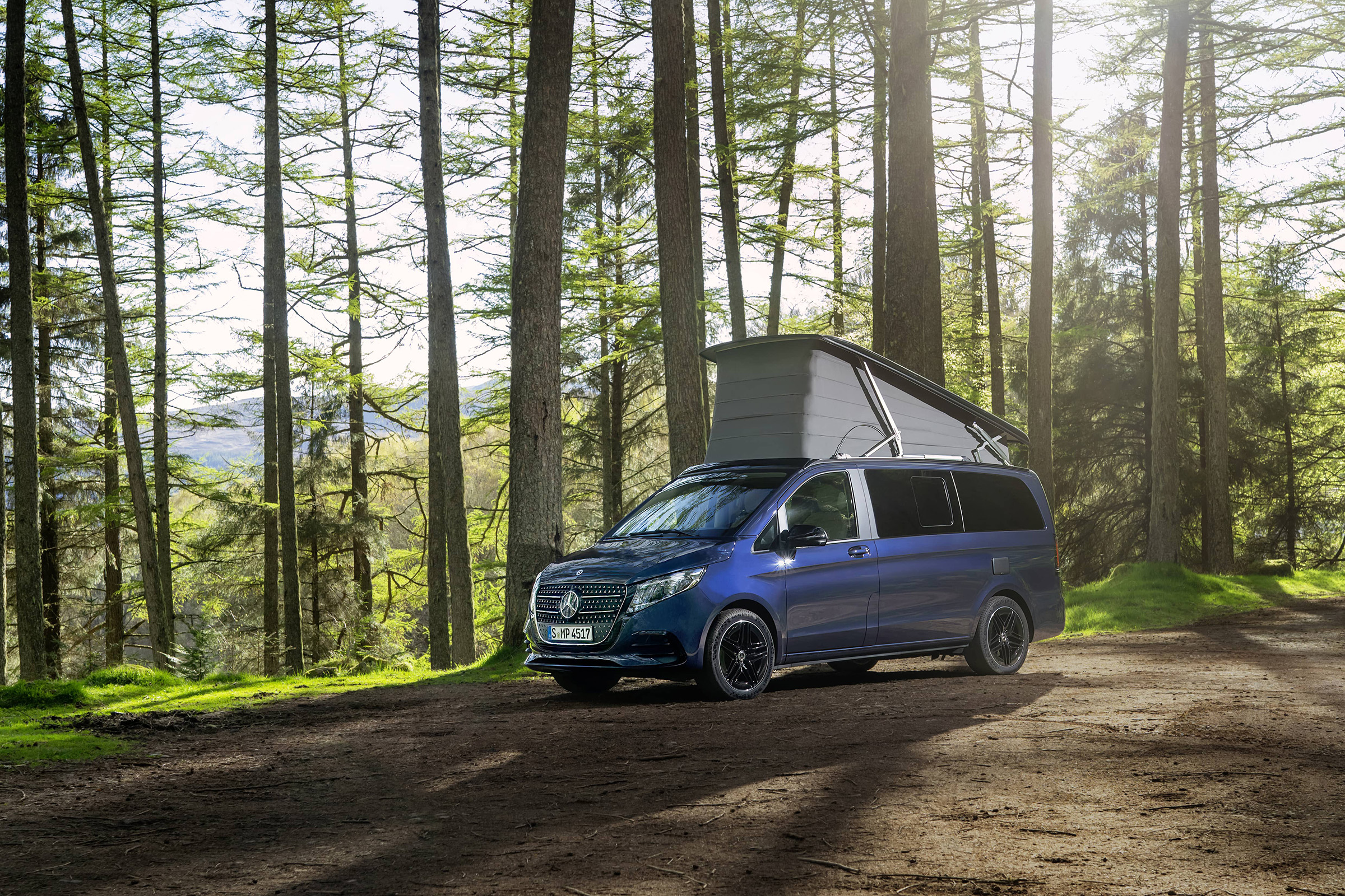 Freiheit auf Abruf | Marco Polo Welt | Mercedes-Benz Mercedes-Benz Marco Polo Reisemobil mit Aufstelldach – bereit für Outdoor-Abenteuer und Übernachtungen in der Natur.