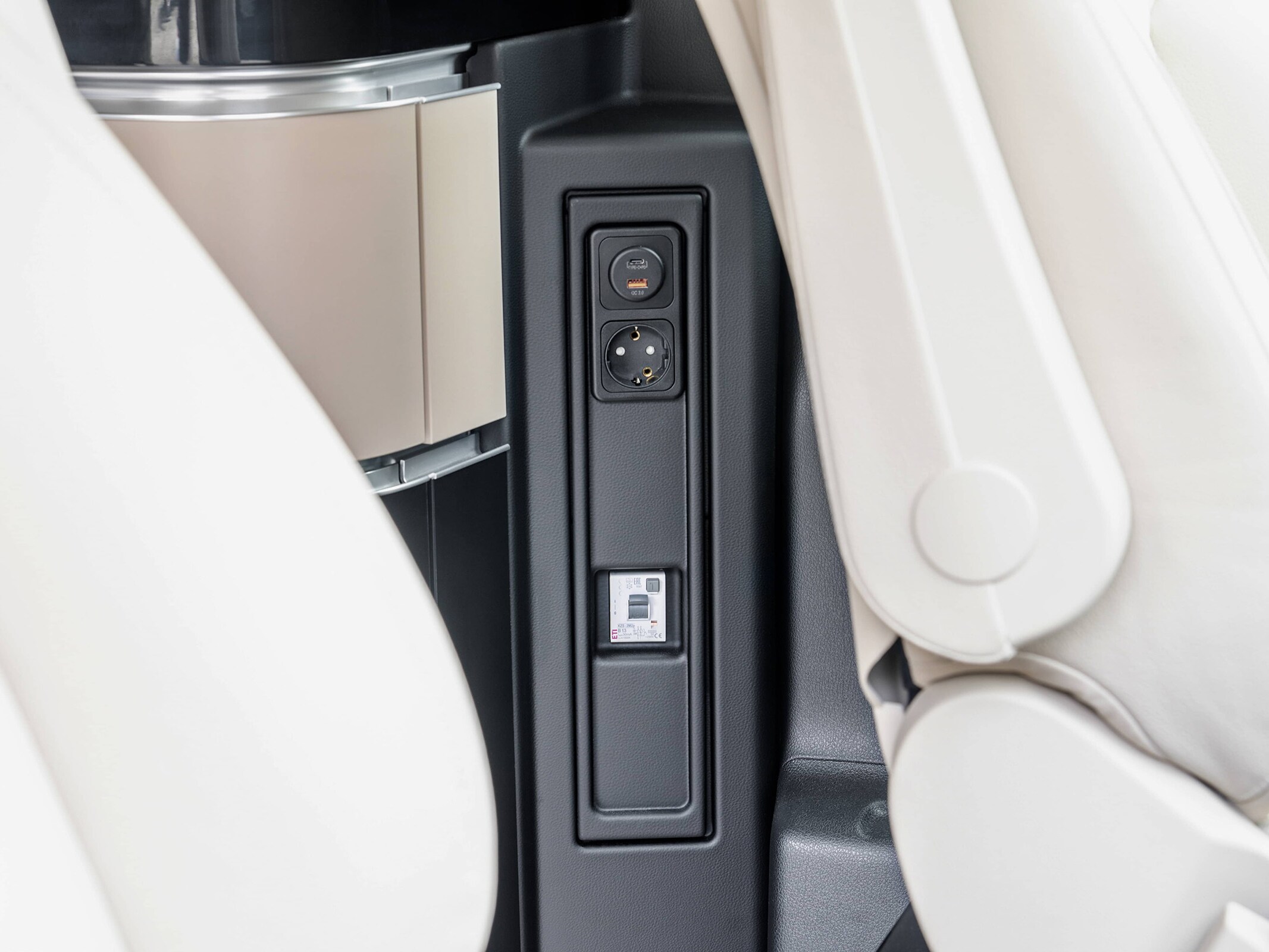 Mercedes-Benz Marco Polo: prese di corrente da 230 V e 12 V e collegamento di ricarica USB.
