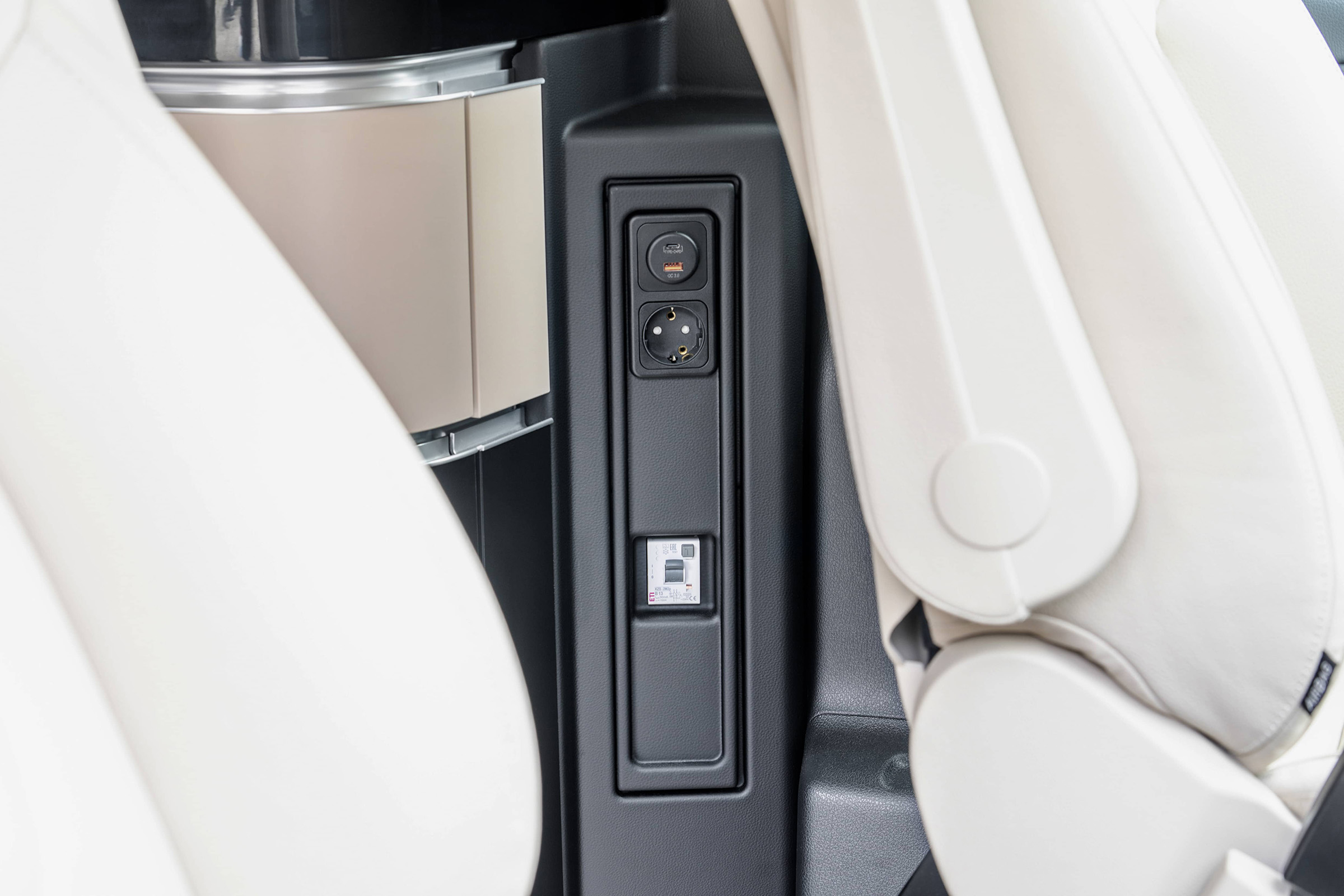 Marco Polo 230-V- und 12-V-Steckdosen | Marco Polo Welt | Mercedes-Benz Mercedes-Benz Marco Polo: 230-V- und 12-V-Steckdosen sowie USB-Ladeanschluss.