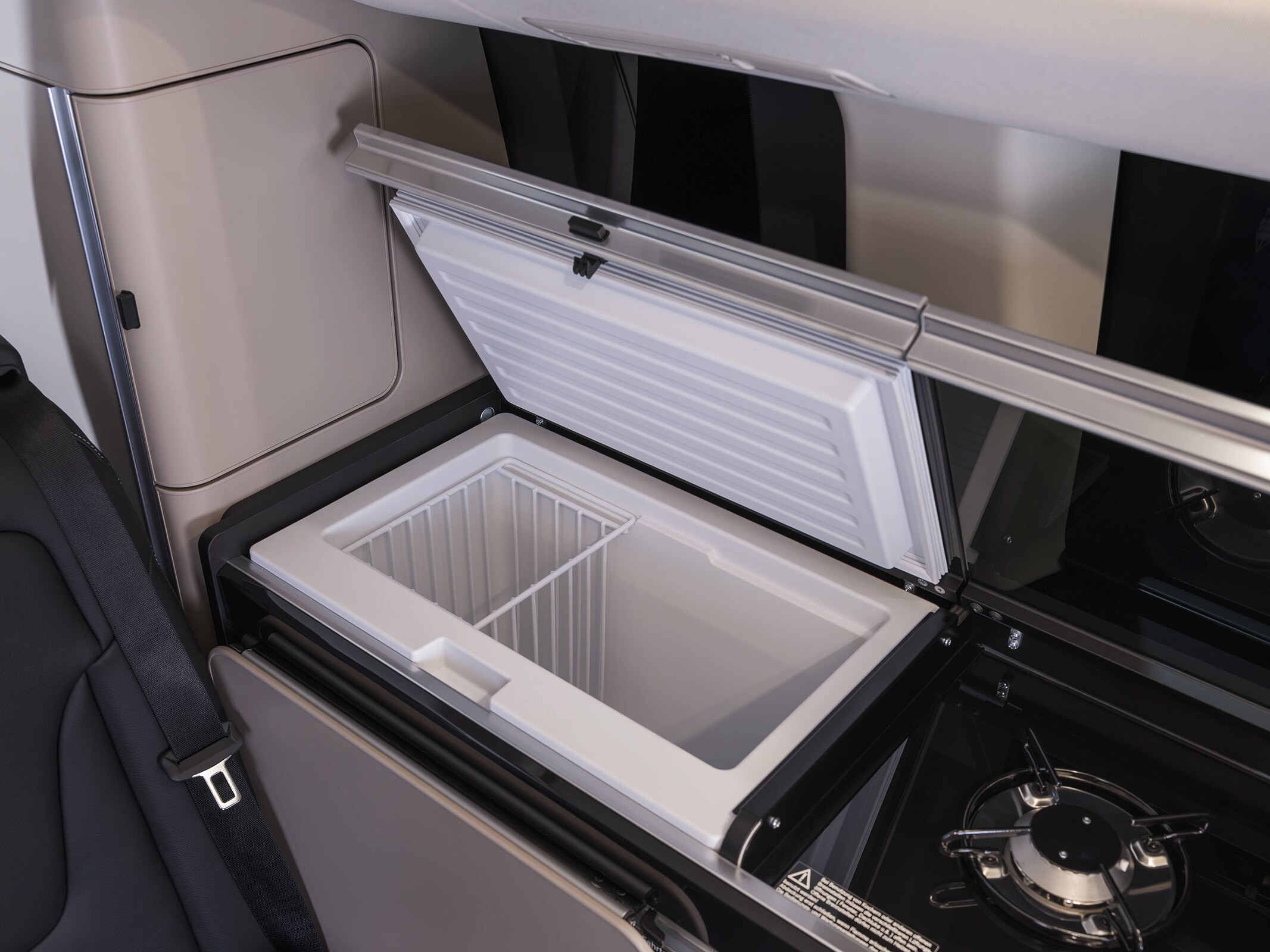 Il camper Mercedes-Benz Marco Polo con pratici vani portaoggetti per i lunghi viaggi.