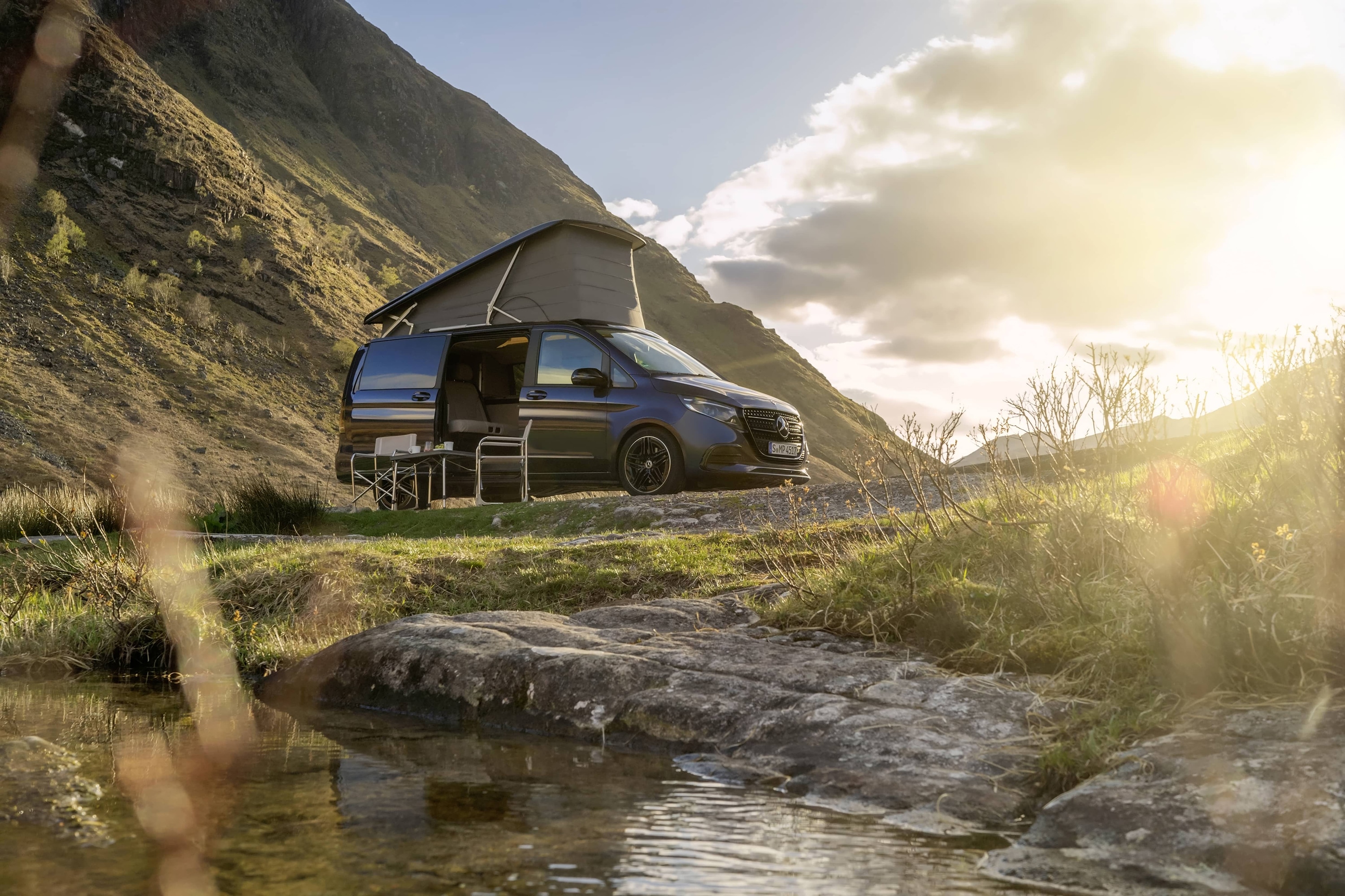 Marco Polo | Sprinter Wohnmobile | Mercedes-Benz Ein Mercedes-Benz Marco Polo-Wohnmobil mit Aufstelldach inmitten einer malerischen Berglandschaft – ein Symbol für Outdoor-Abenteuer und die Freiheit des „Vanlife“.