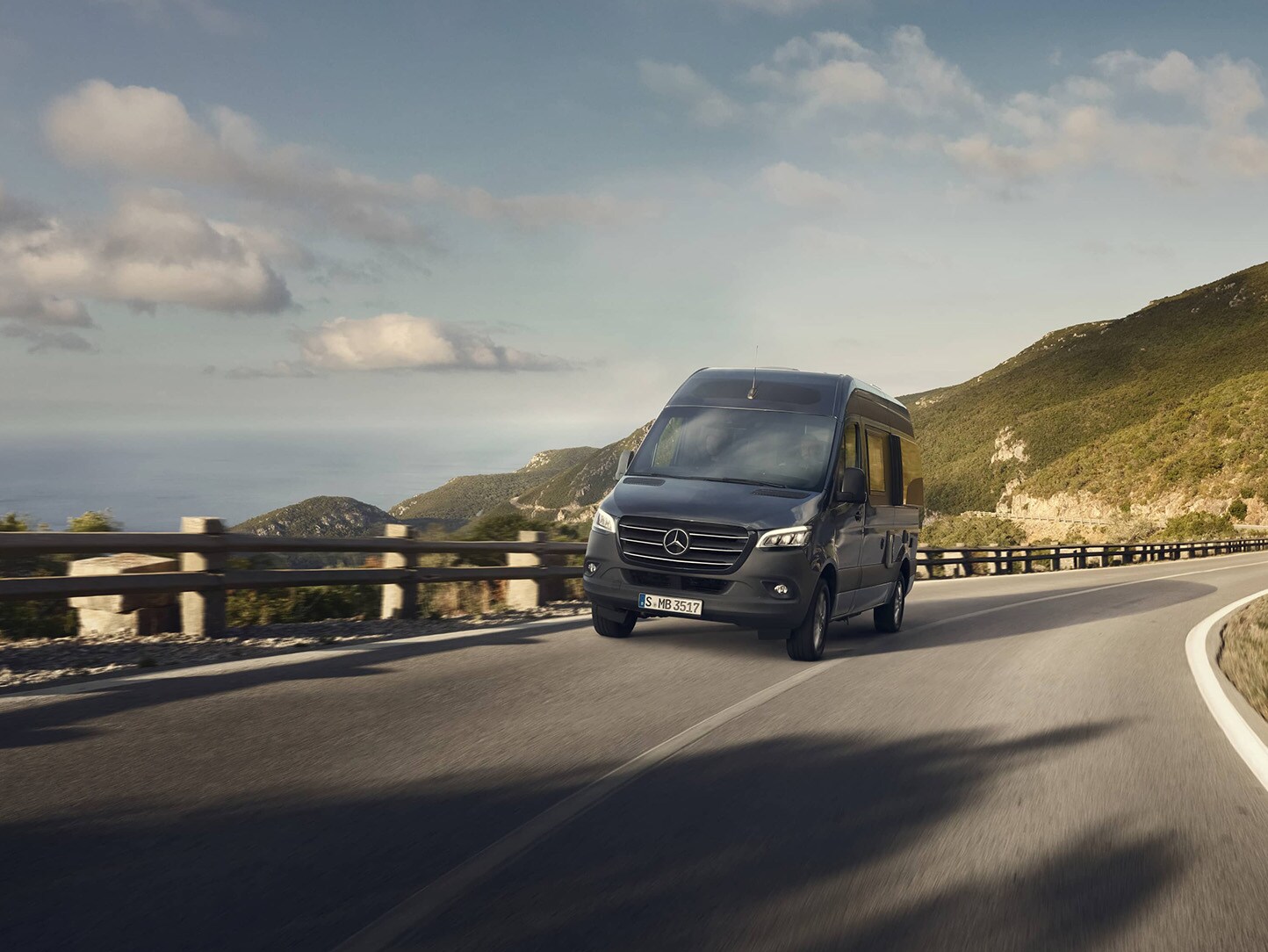 Le camping-car Mercedes-Benz Sprinter sur la route, pour un confort haut de gamme