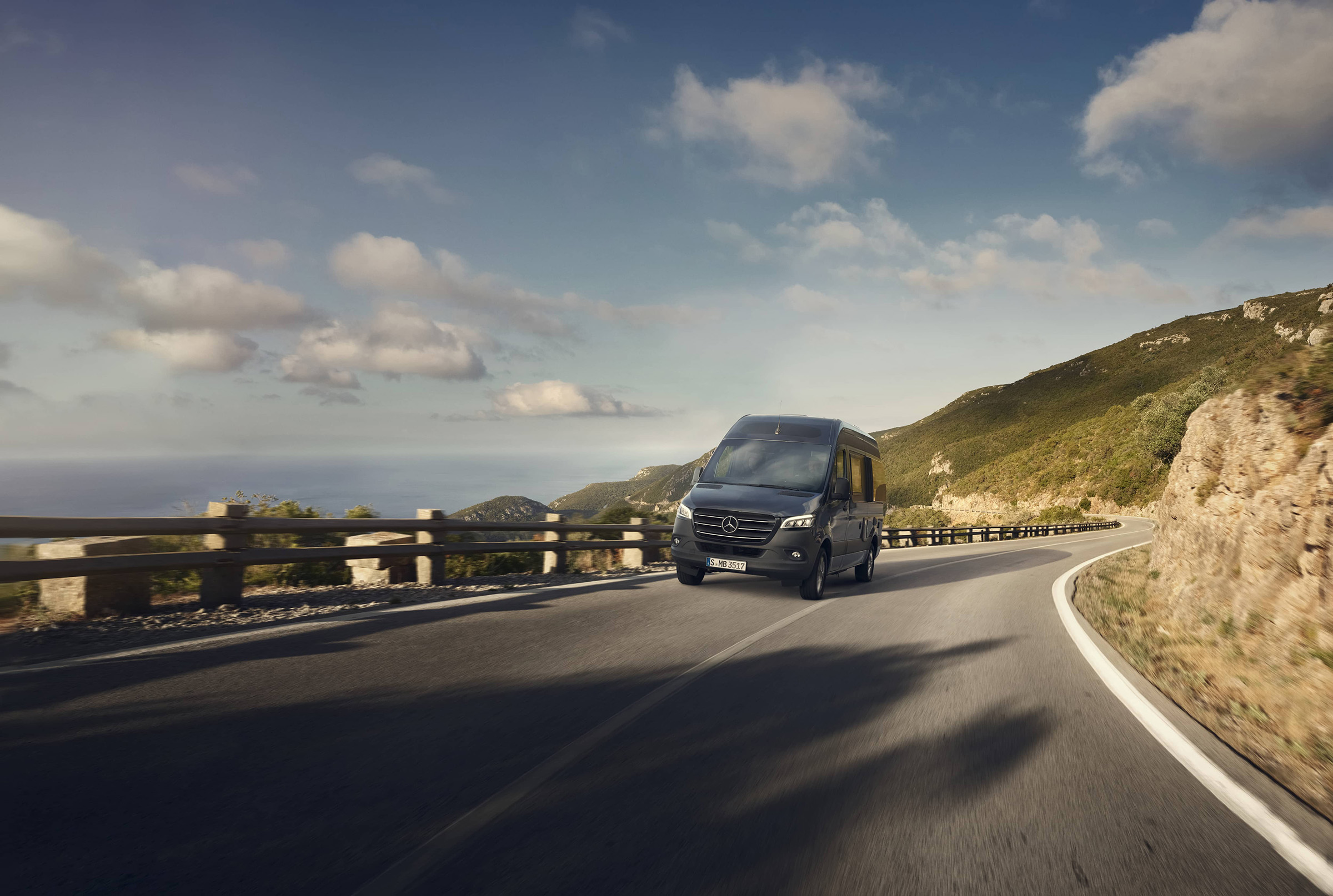 Aménagement du Sprinter en camping-car | Camping-cars Sprinter | Mercedes-Benz Le camping-car Mercedes-Benz Sprinter sur la route, pour un confort haut de gamme