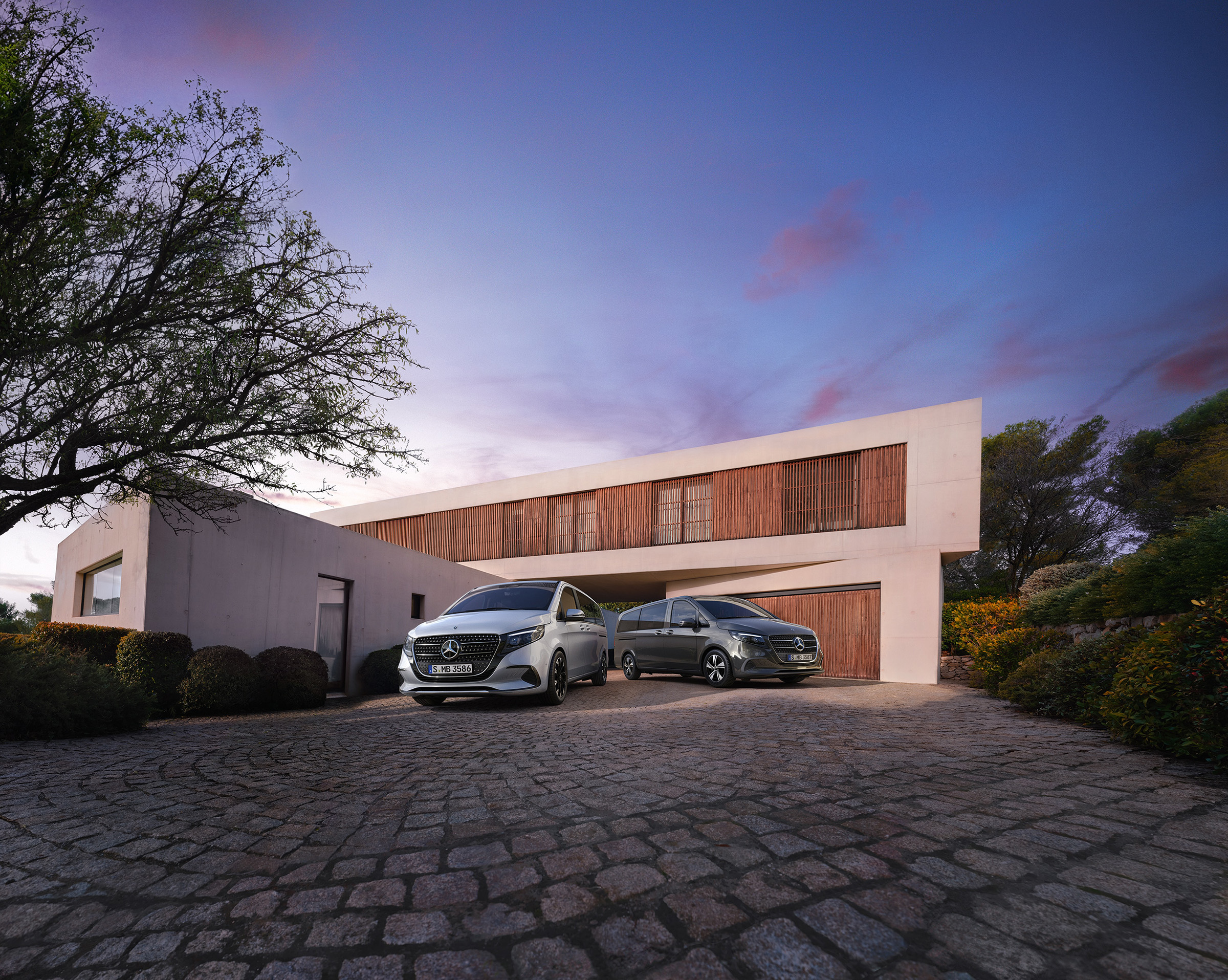 Classe V | Modelli di Van e camper | Veicoli commerciali Mercedes-Benz Una Mercedes-Benz Classe V davanti a una prestigiosa villa moderna al tramonto.