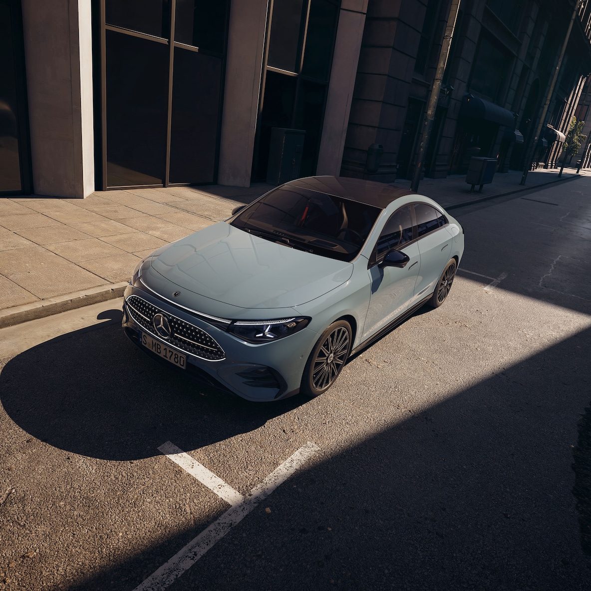 Vue latérale avant (depuis une perspective légèrement surélevée en raison du toit panoramique) de la Mercedes-Benz CLA C178 avec l'AMG Line Plus.