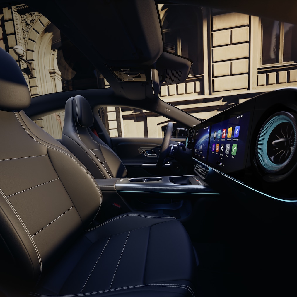 Vue du superscreen MBUX depuis le siège conducteur de la Mercedes-Benz CLA C178 (ou vue latérale, où les sièges sport sont également visibles).