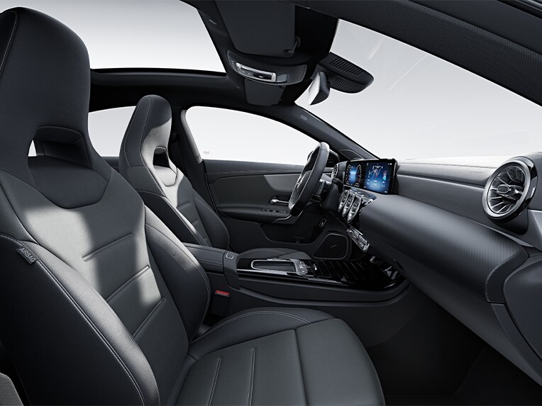 Das Interieur des CLA Coupés von Mercedes-AMG mit dem AMG Leder-Paket.