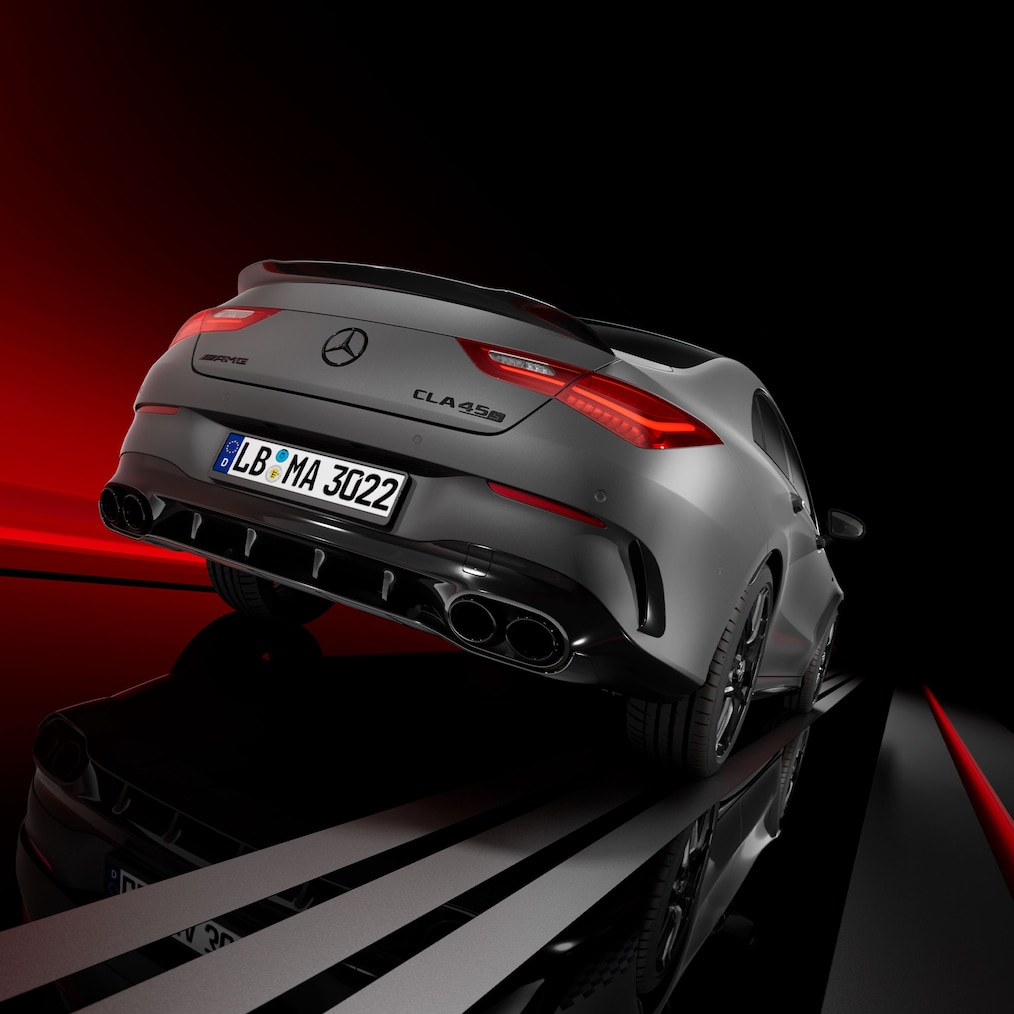 Vista frontale di tre quarti della Mercedes-AMG CLA 45 S 4MATIC+ Coupé.