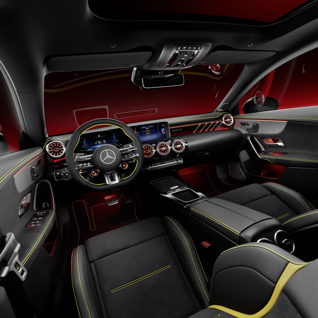 Gli interni della Mercedes-AMG CLA Coupé con sedili e volante AMG Performance.