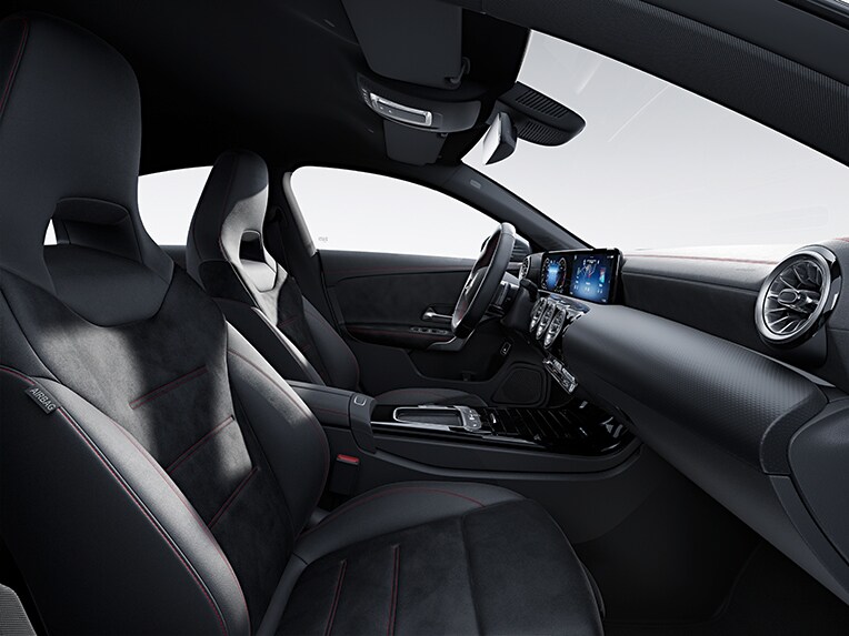 La Mercedes-Benz CLA Coupé avec AMG Line dans l'habitacle.