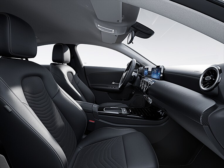 La Mercedes-Benz CLA Coupé avec équipement de série dans l'habitacle.