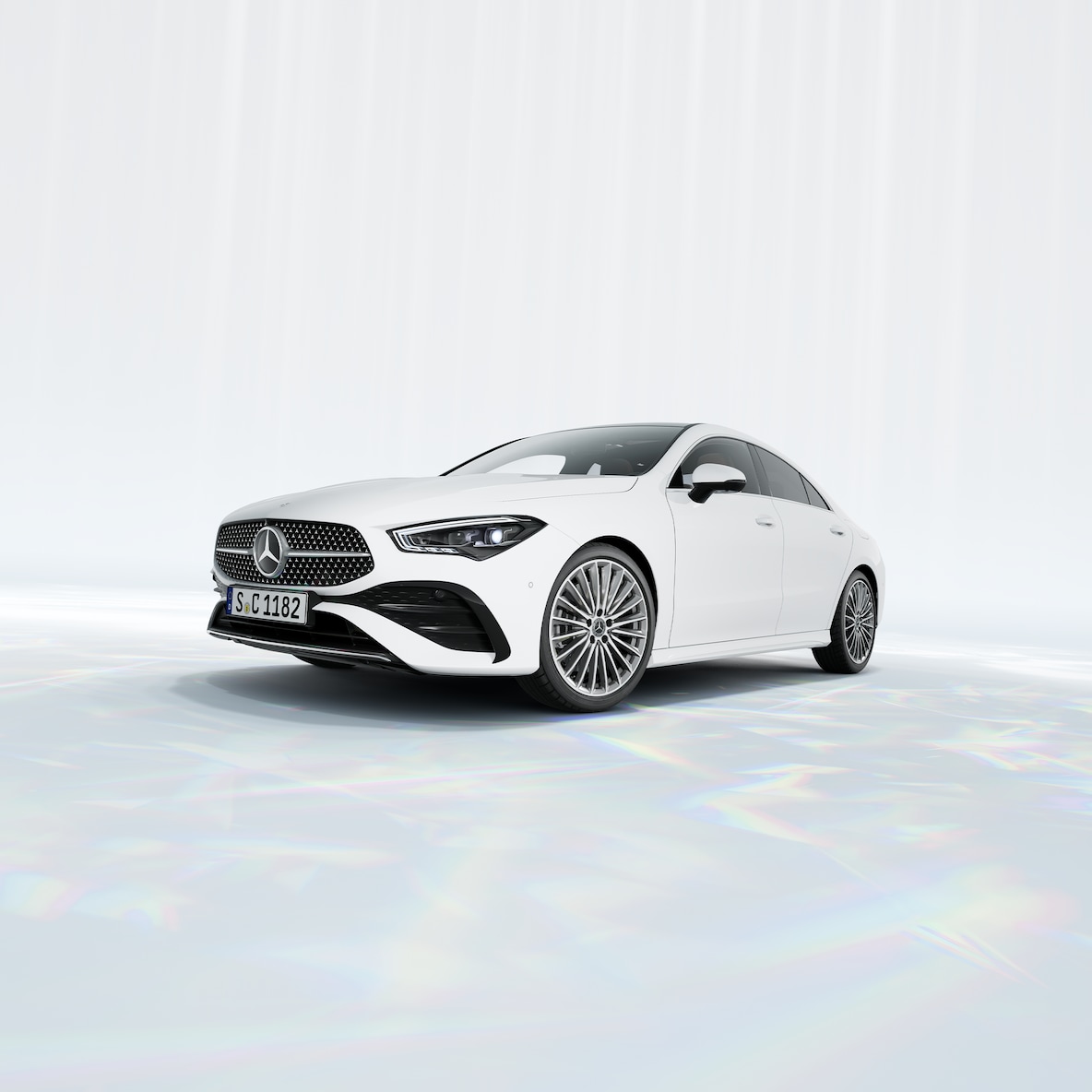 Vista anteriore di tre quarti della Mercedes-Benz CLA Coupé.