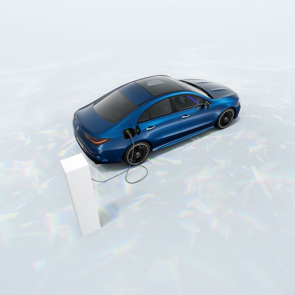 Una Mercedes-Benz CLA 250 e Coupé con tecnologia ibrida EQ in sosta presso una stazione di ricarica.