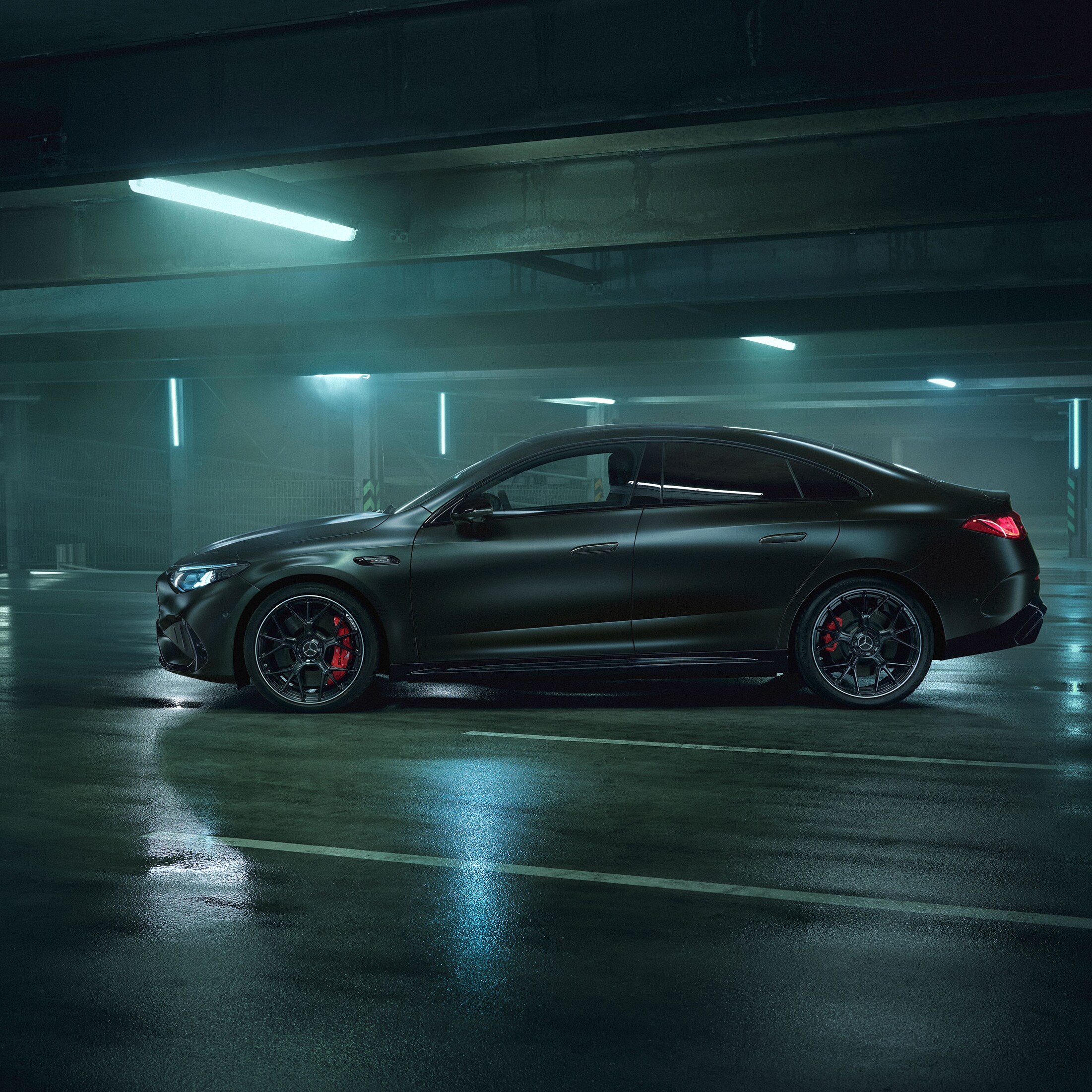 L'extérieur de la toute nouvelle Mercedes-AMG CLA 45 4MATIC+ électrique.