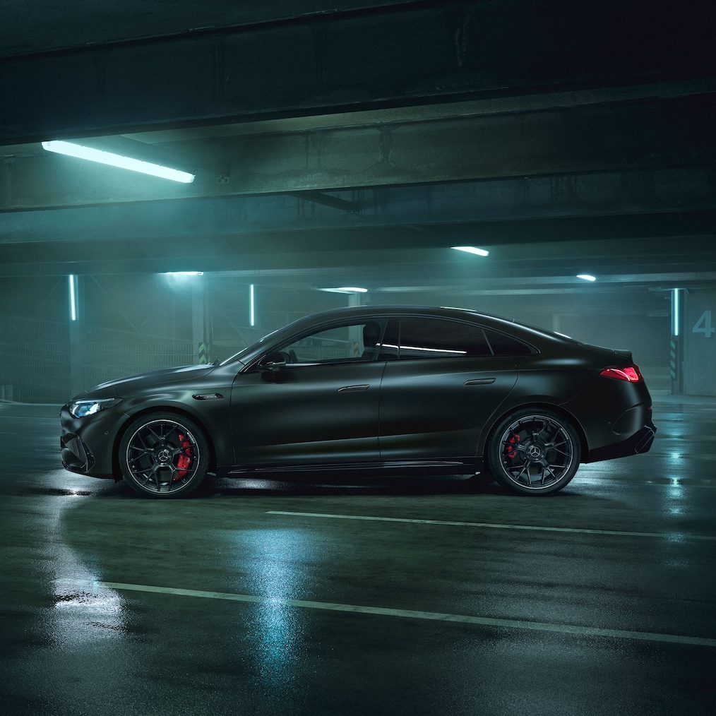 La vernice MANUFAKTUR grigio grafite magno della nuova Mercedes-AMG CLA 45 4MATIC+ electric.