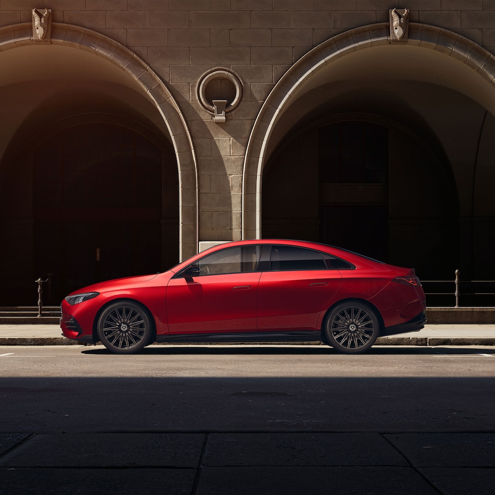 Vue latérale avant depuis une perspective légèrement surélevée en raison du toit panoramique de la Mercedes-Benz CLA C174.