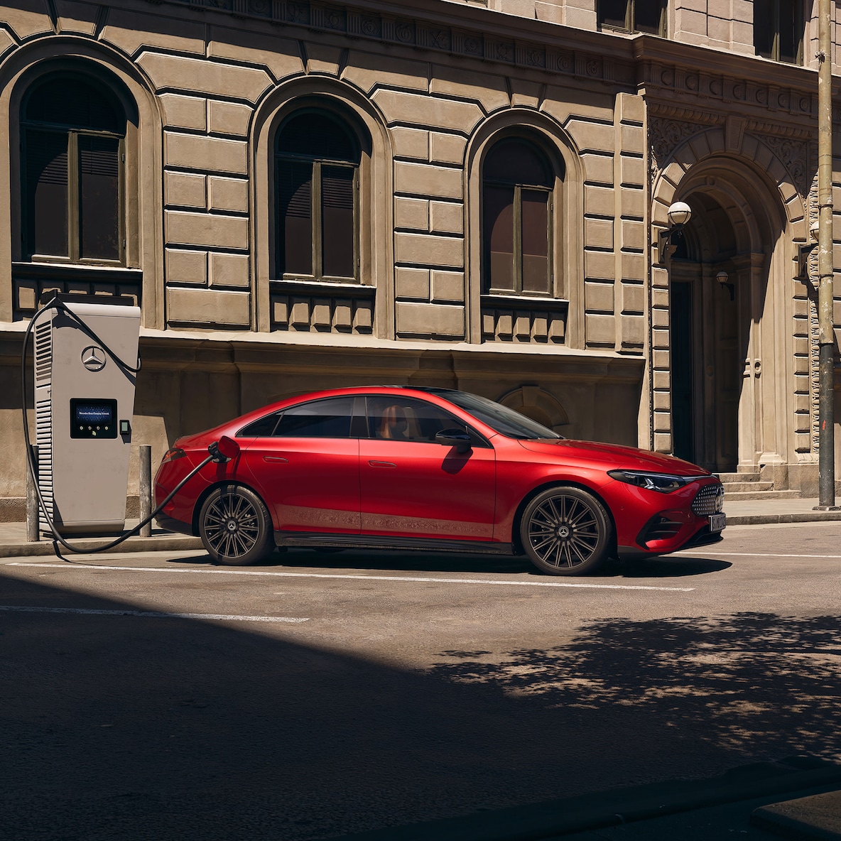 Vue latérale de la Mercedes-Benz CLA C174 à une borne de recharge.