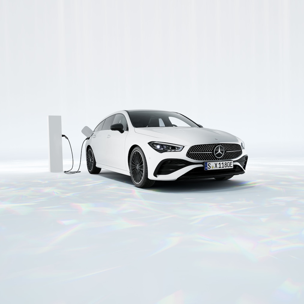 Vue d'une Mercedes-Benz CLA 250 e Shooting Brake avec technologie hybride EQ à une borne de recharge.