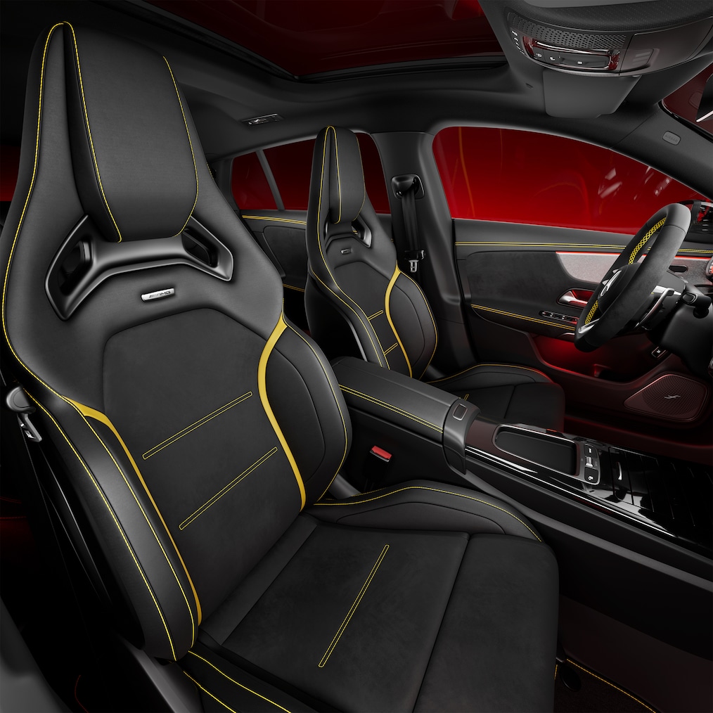 L'intérieur de la Mercedes-AMG CLA Shooting Brake avec sièges Performance AMG et volant Performance AMG.