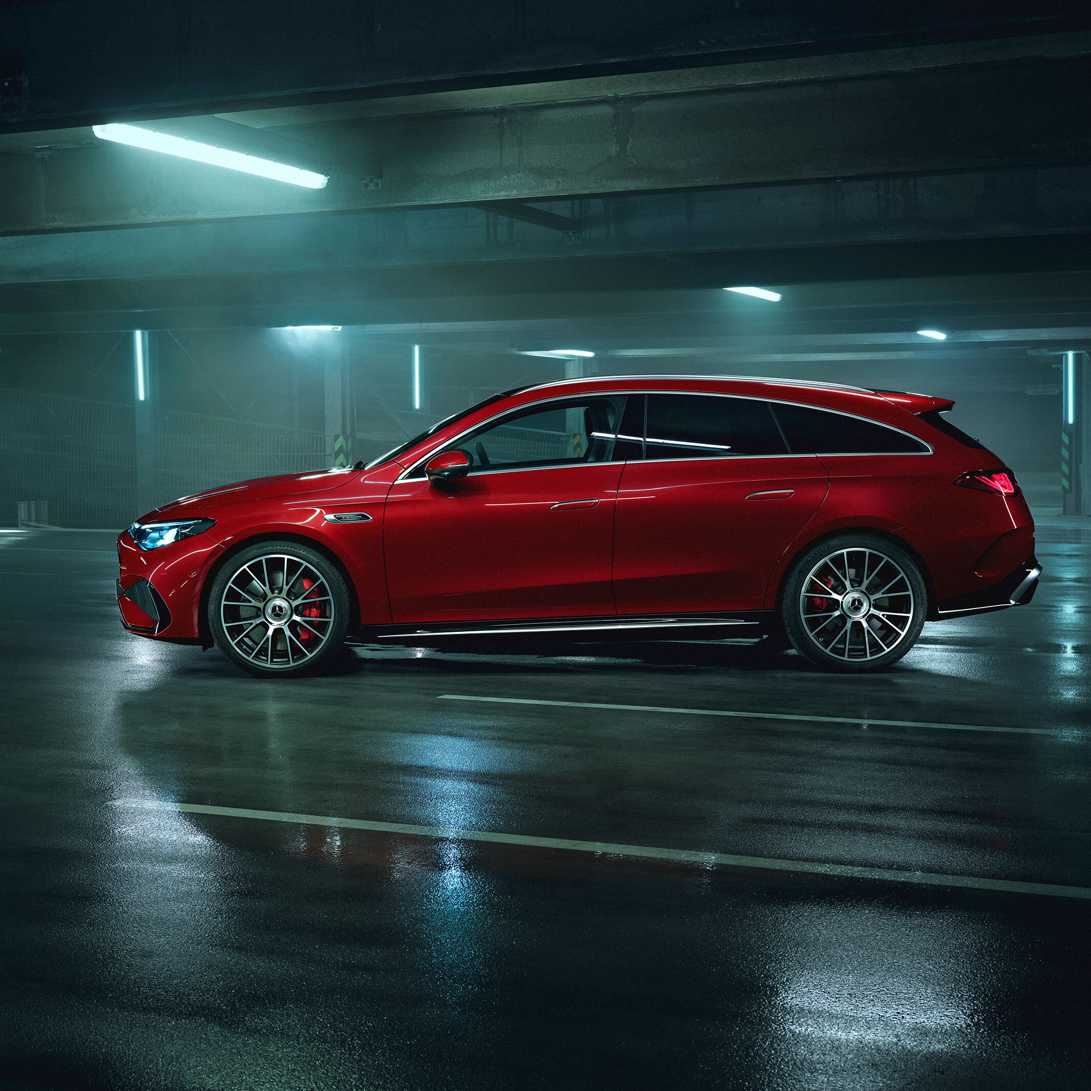 L'extérieur de la toute nouvelle Mercedes-AMG CLA 45 4MATIC+ Shooting Brake électrique.