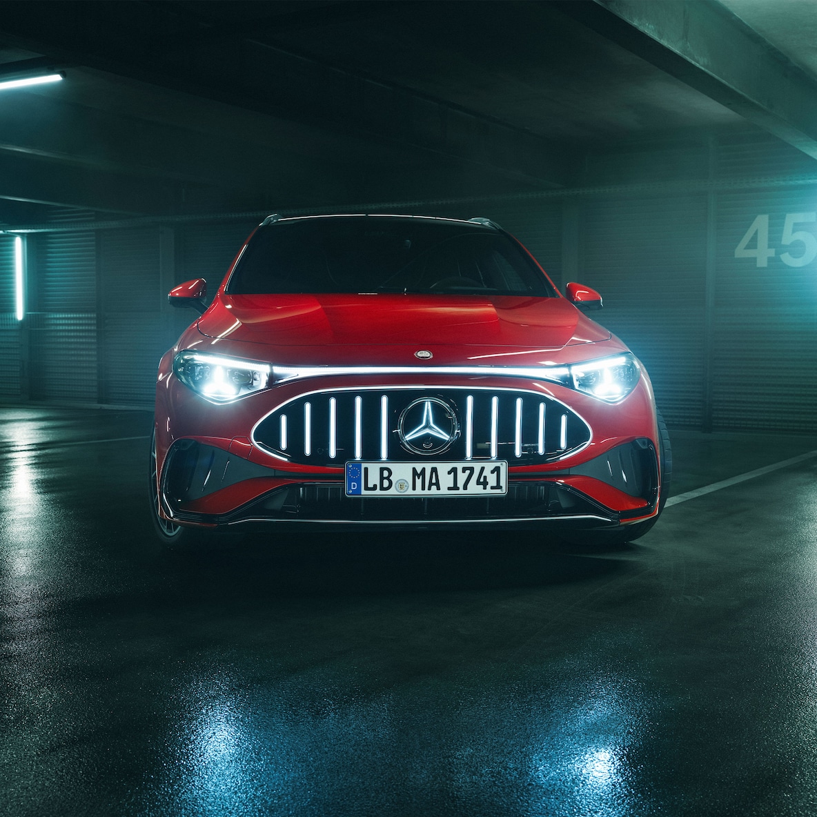 Die AMG-spezifische Frontpartie des neuen elektrischen Mercedes-AMG CLA 45 4MATIC+ Shooting Brake.