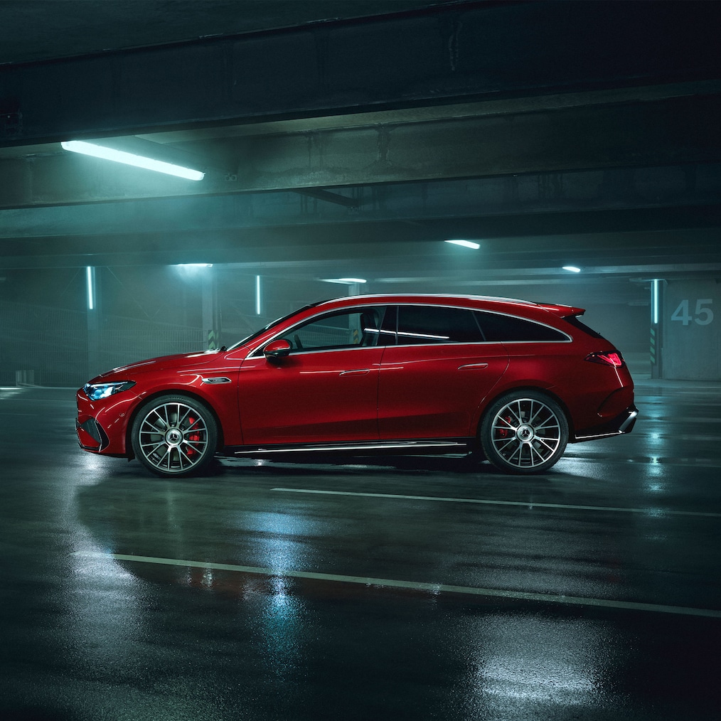 Der neue elektrische Mercedes-AMG CLA 45 4MATIC+ Shooting Brake in der Farbe MANUFAKTUR Patagonienrot Metallic.