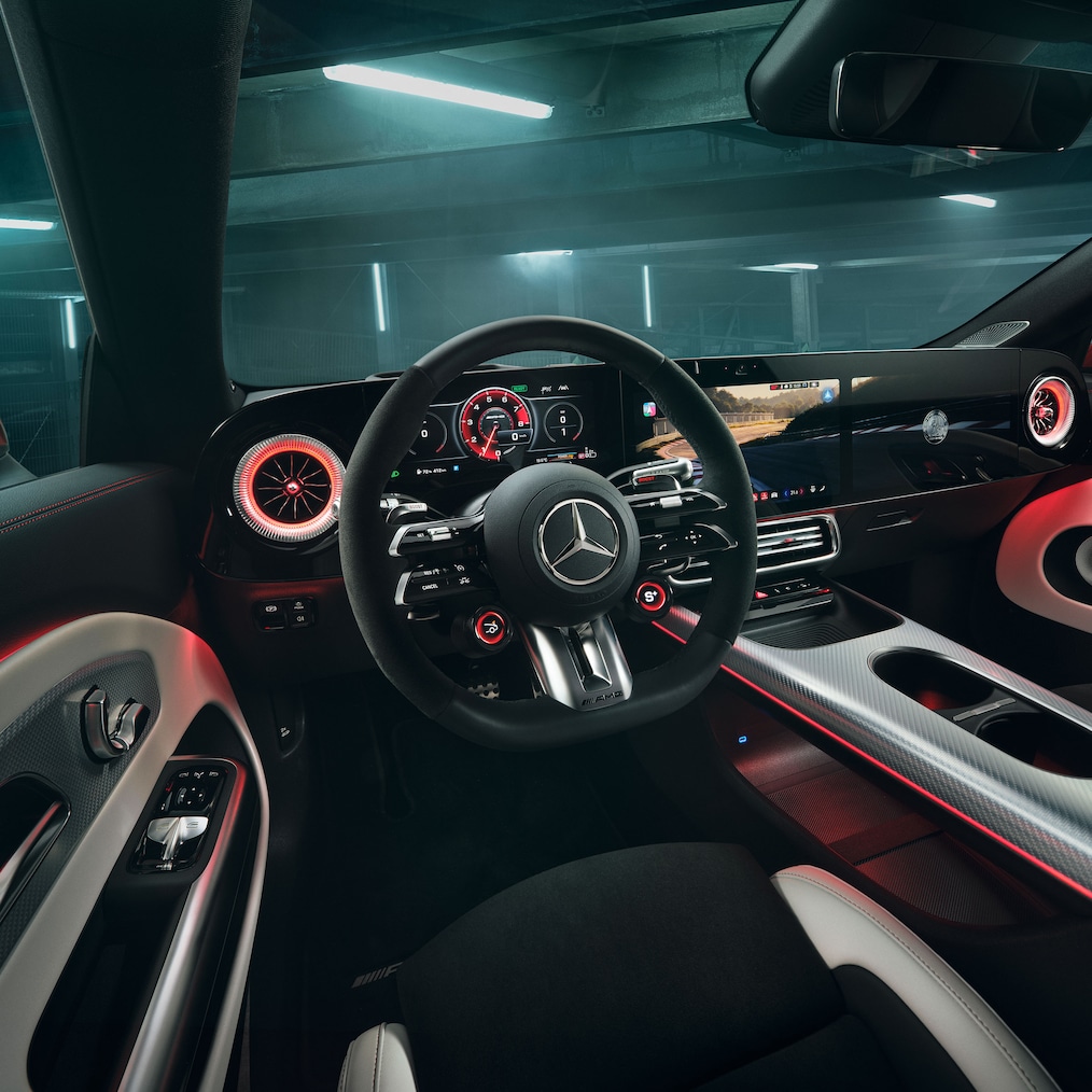 Das AMG Performance Lenkrad im komplett neuen elektrischen Mercedes-AMG CLA 45 4MATIC+ Shooting Brake.