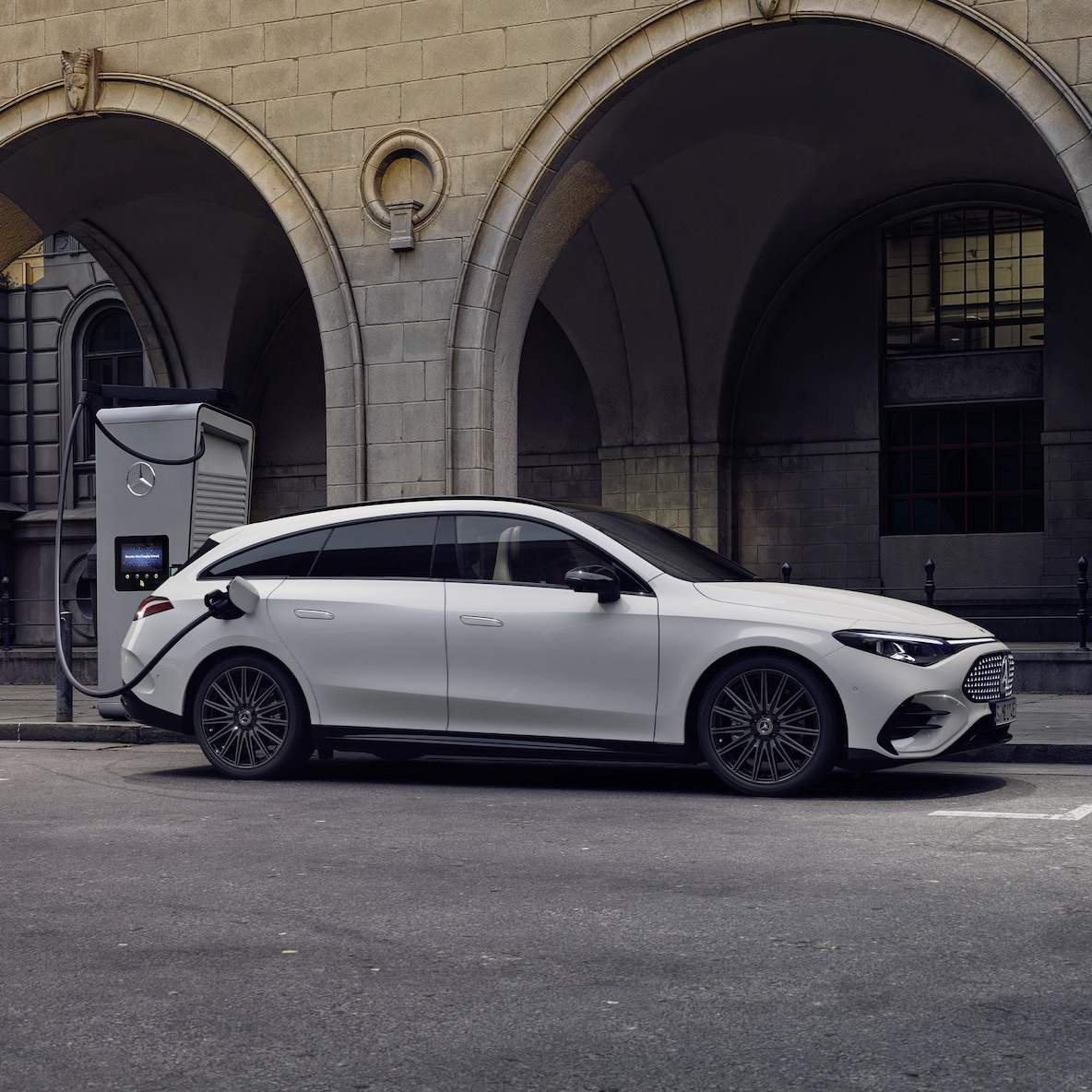 Le CLA Shooting Brake électrique avec technologie EQ à une borne de recharge.