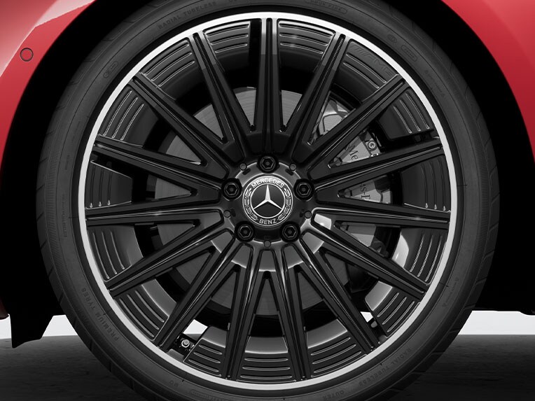 Die Bremsanlage mit größeren Bremsscheiben an der Vorderachse des CLE Cabriolets von Mercedes-Benz.