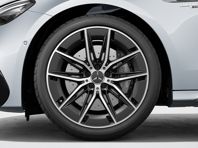 Cerchi in lega leggera AMG da 50,8 cm (20") a 5 doppie razze della Mercedes-AMG Classe E Station-wagon.