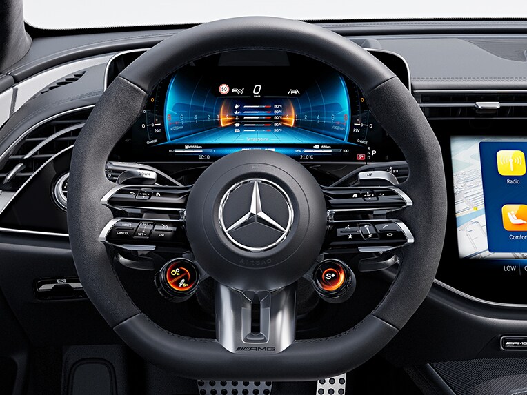 Il volante AMG Performance in pelle nappa/microfibra MICROCUT della Mercedes-AMG Classe E Station-wagon.