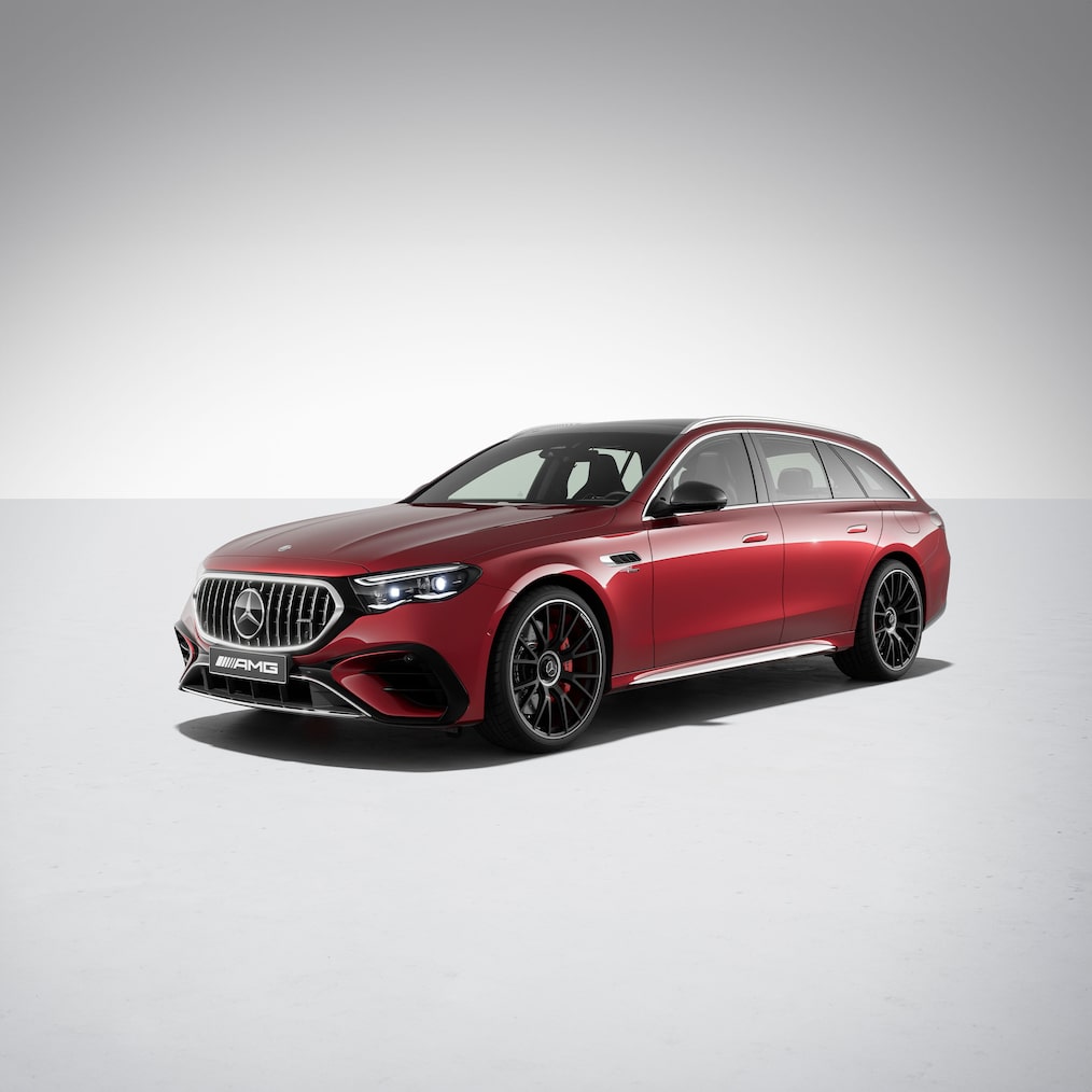 Vue de 3/4 avant de la Mercedes-AMG E 53 HYBRID 4MATIC+ Break avec Pack Nuit AMG I & II.
