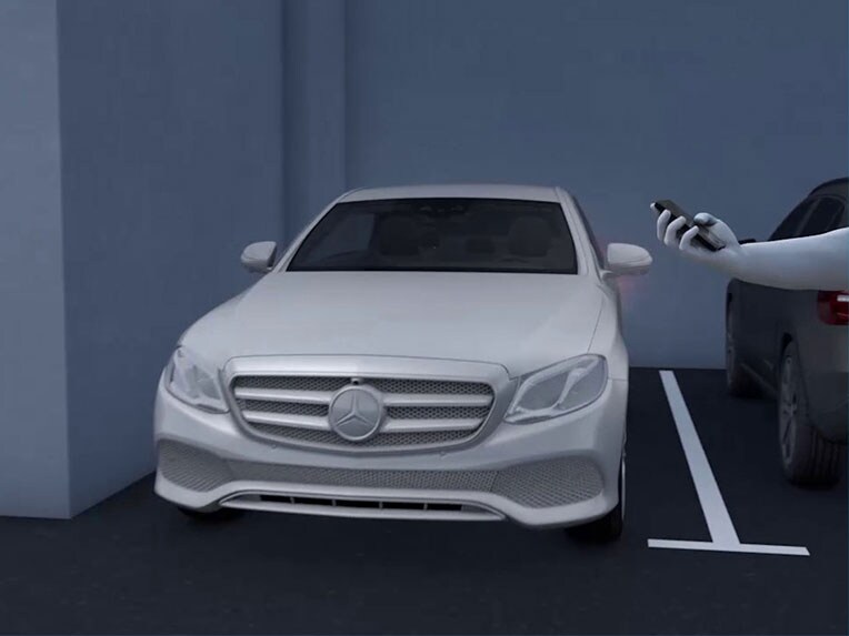 Das Park-Paket mit Remote-Parkfunktionen in der E-Klasse von Mercedes-Benz.
