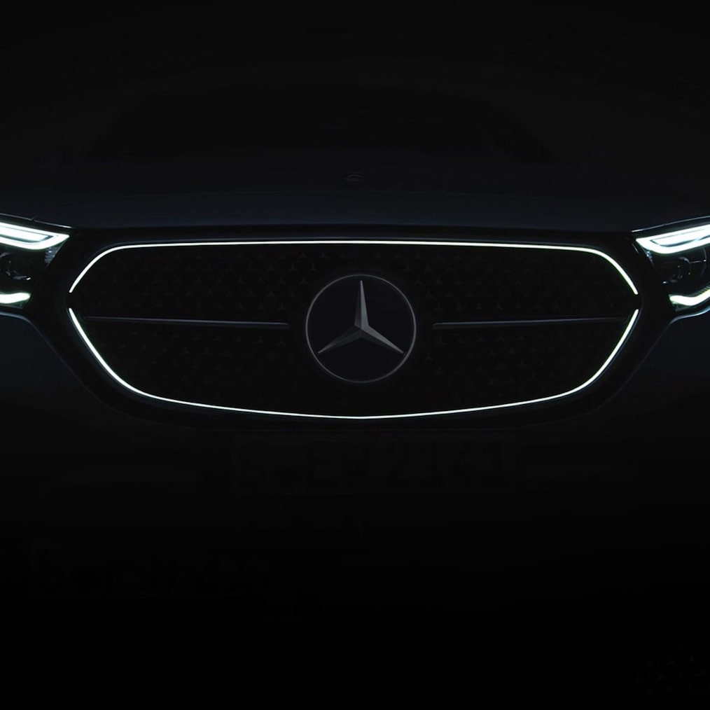 La calandre éclairée de la Mercedes-Benz Classe E Break.