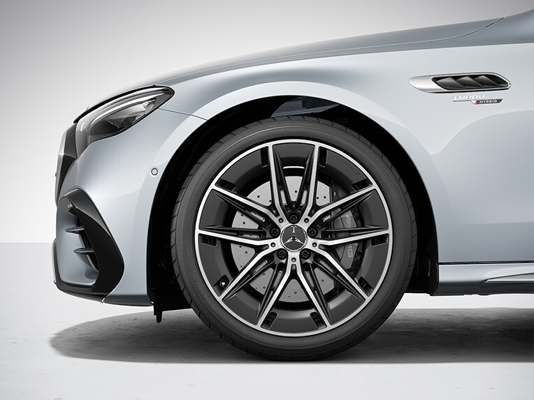 Cerchi in lega leggera AMG da 50,8 cm (20") a 5 doppie razze della Mercedes-AMG Classe E Berlina.