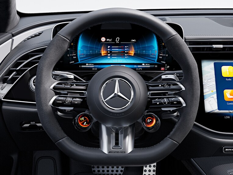 Il volante AMG Performance in pelle nappa/microfibra MICROCUT della Mercedes-AMG Classe E Berlina.